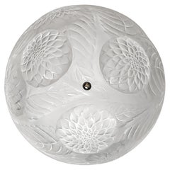 Französisch Art Deco Flush Mount oder Kronleuchter von René Lalique Modell Dahlias 2 vorhanden.