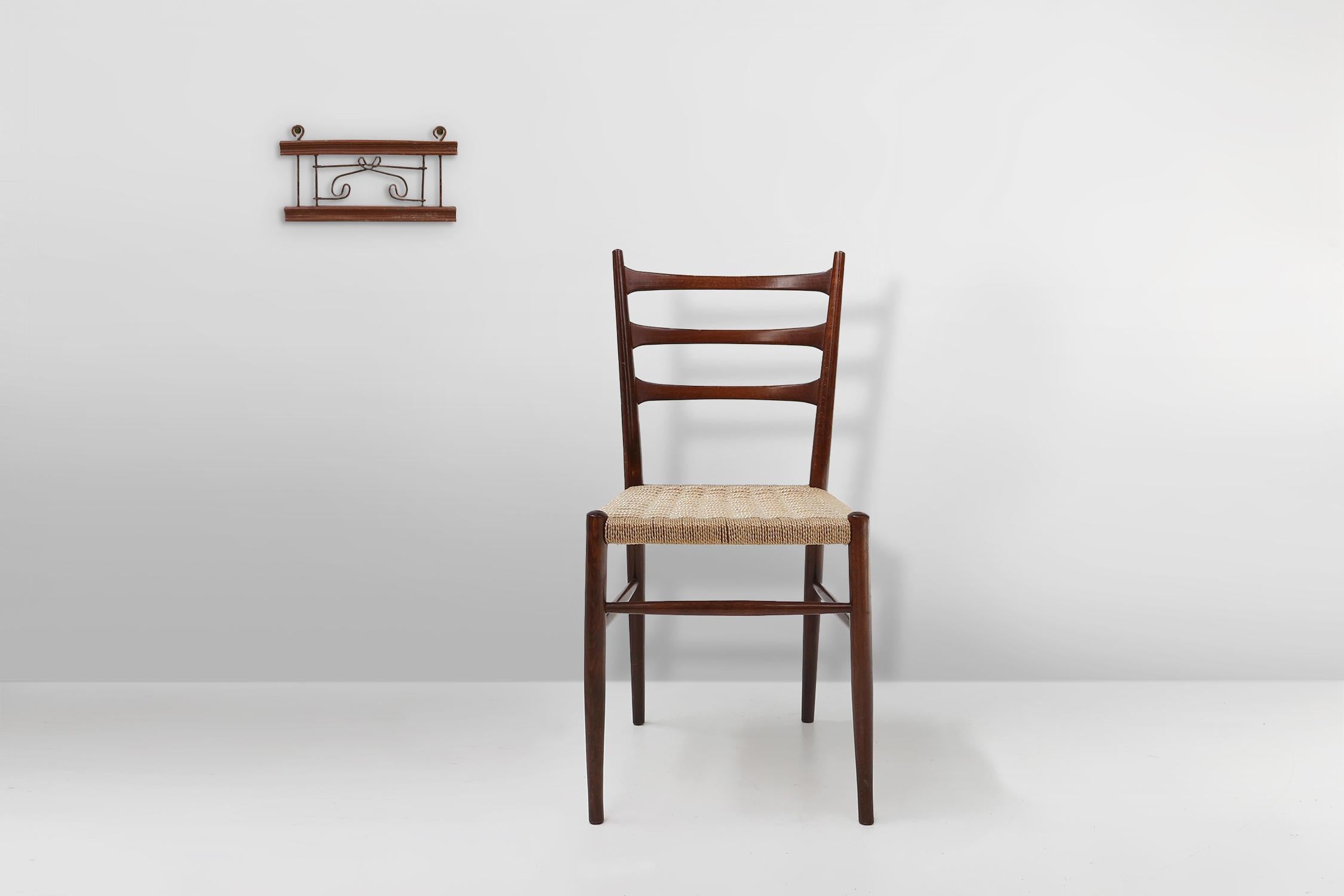 Francia / 1930 / appendiabiti da parete / Oak, metallo / Art Déco

Appendiabiti Art Deco, bello nella sua semplicità. È composto da filo metallico e doghe in legno di quercia intagliato. I due ganci sono girevoli.

Una soluzione funzionale e
