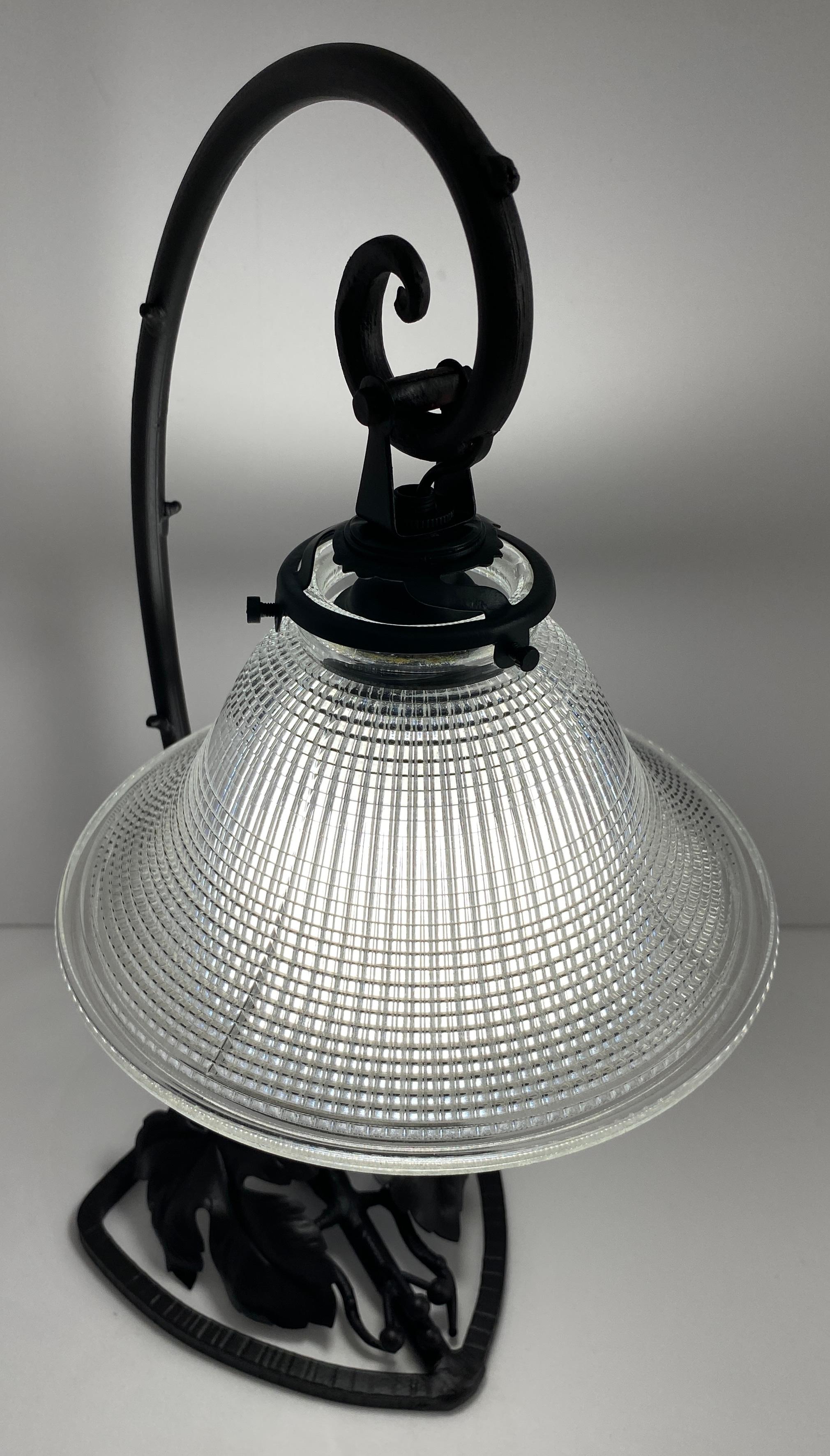Lampe de table Art Déco française en fer forgé avec abat-jour en verre en vente 3