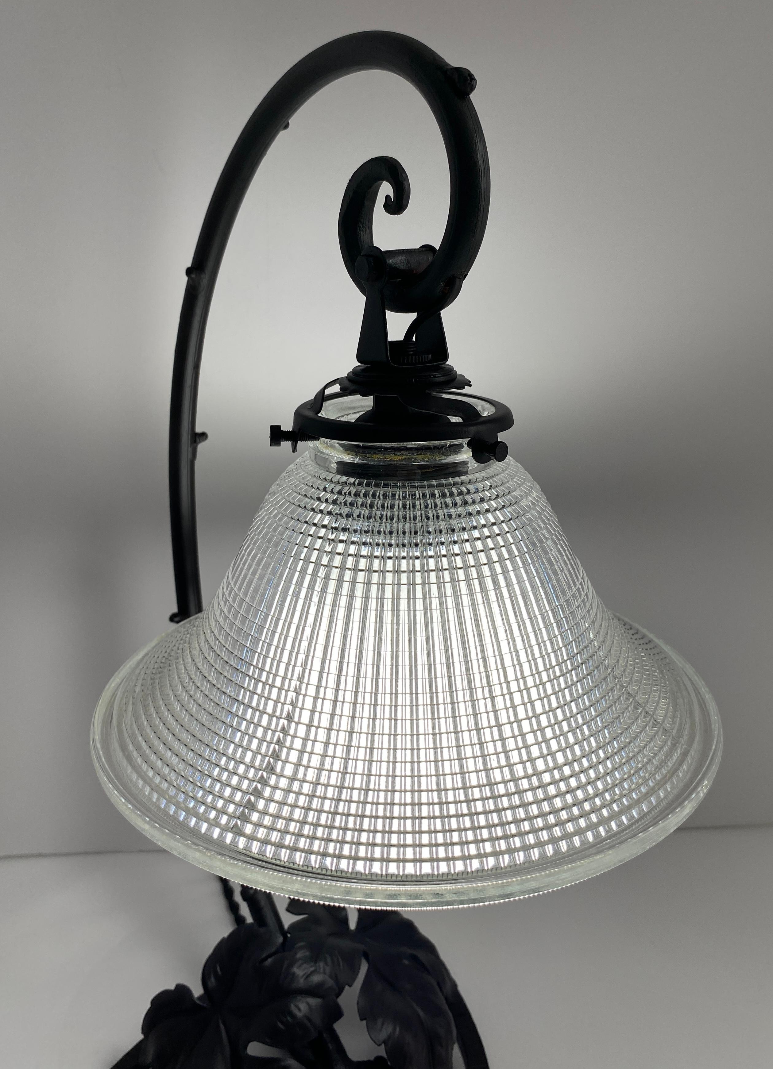 Lampe de table Art Déco française en fer forgé avec abat-jour en verre en vente 4