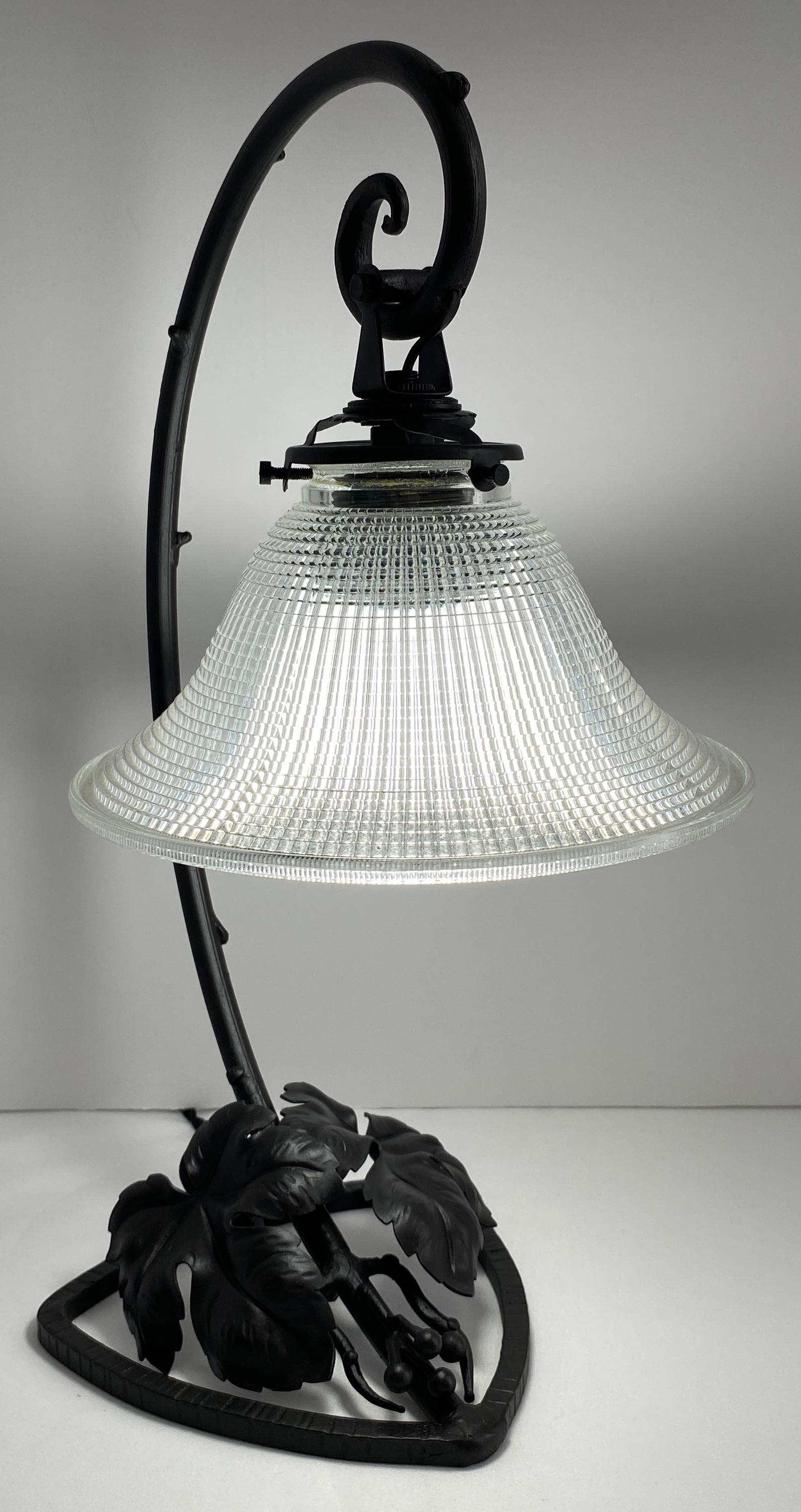 Lampe de table Art Déco française en fer forgé avec abat-jour en verre en vente 5
