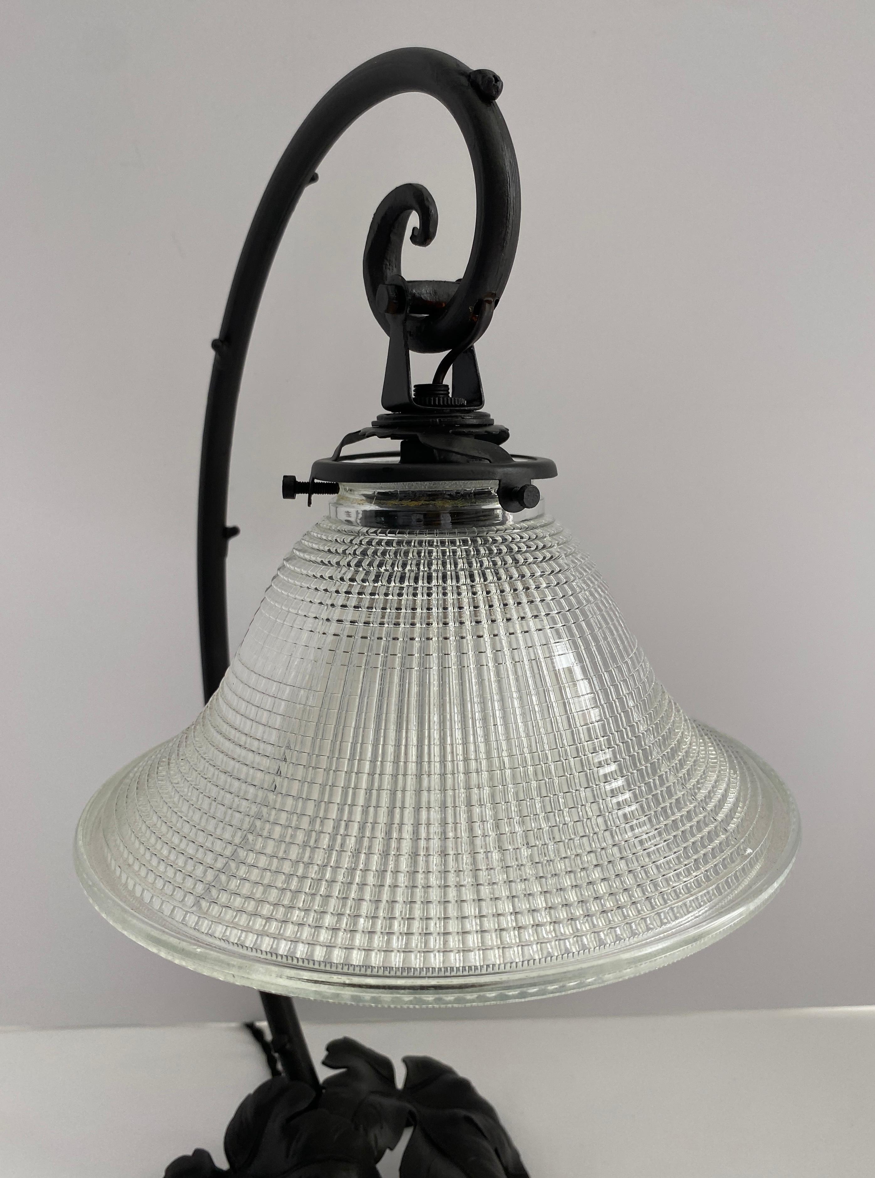 Français Lampe de table Art Déco française en fer forgé avec abat-jour en verre en vente