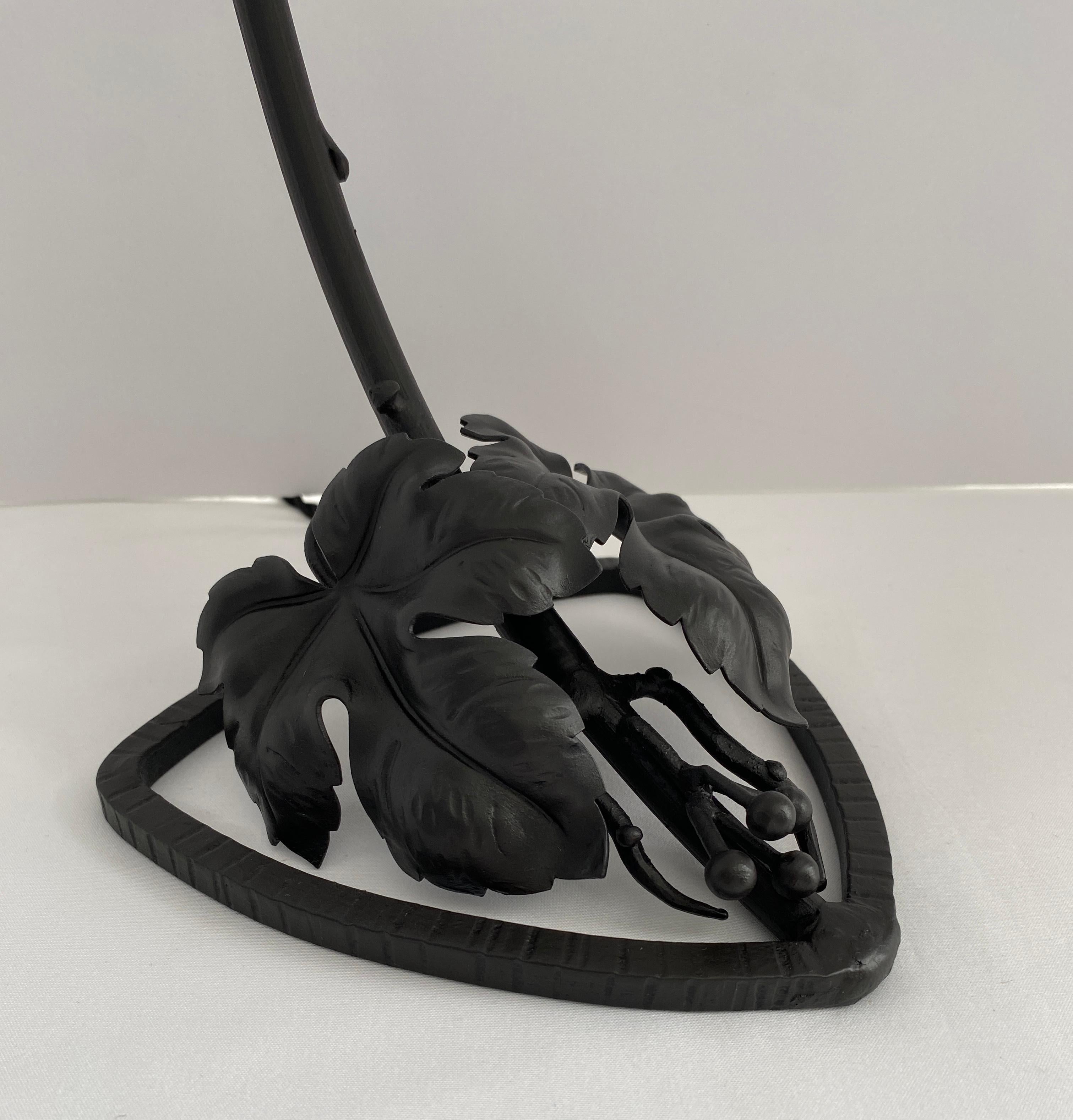 Lampe de table Art Déco française en fer forgé avec abat-jour en verre Bon état - En vente à Miami, FL