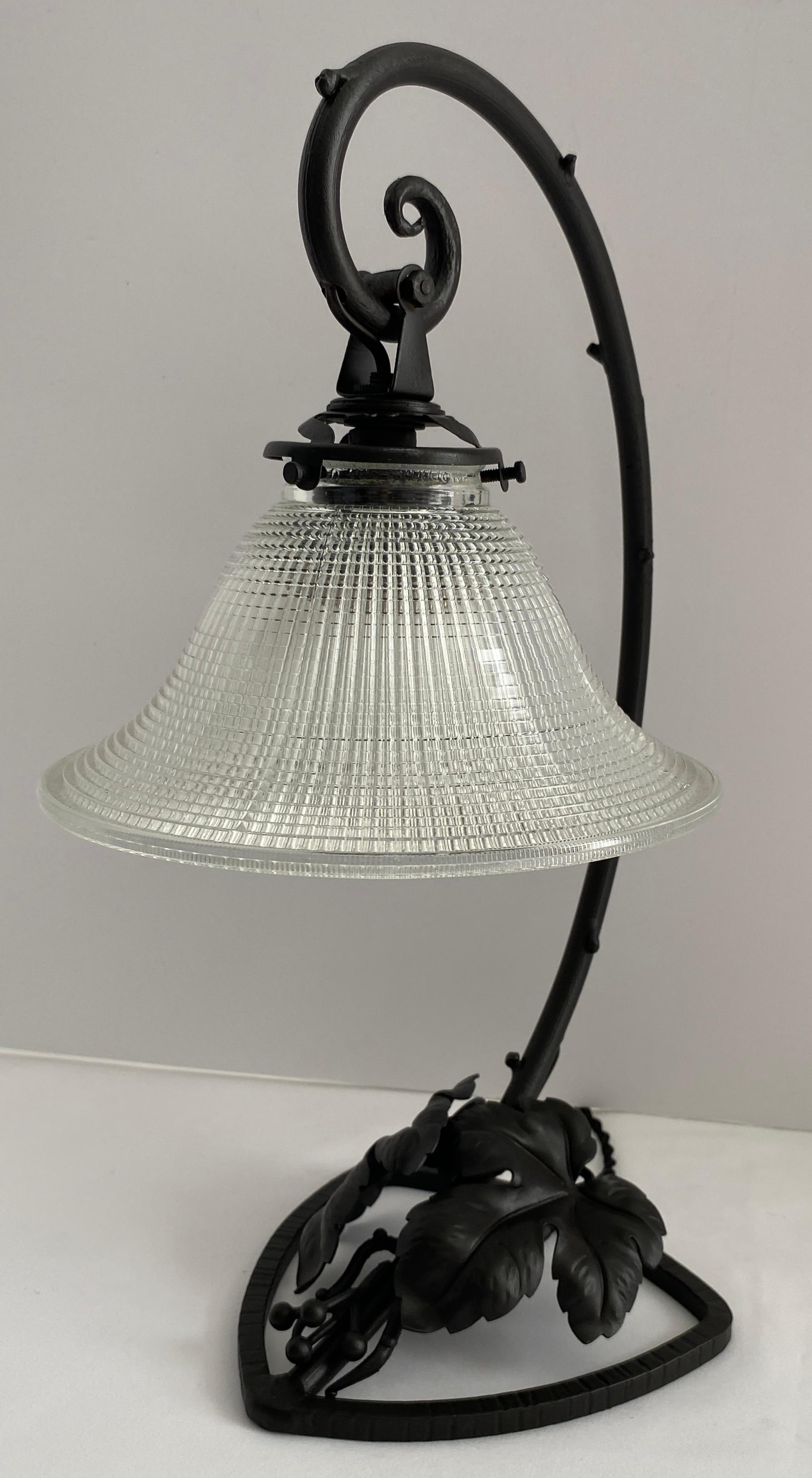 20ième siècle Lampe de table Art Déco française en fer forgé avec abat-jour en verre en vente