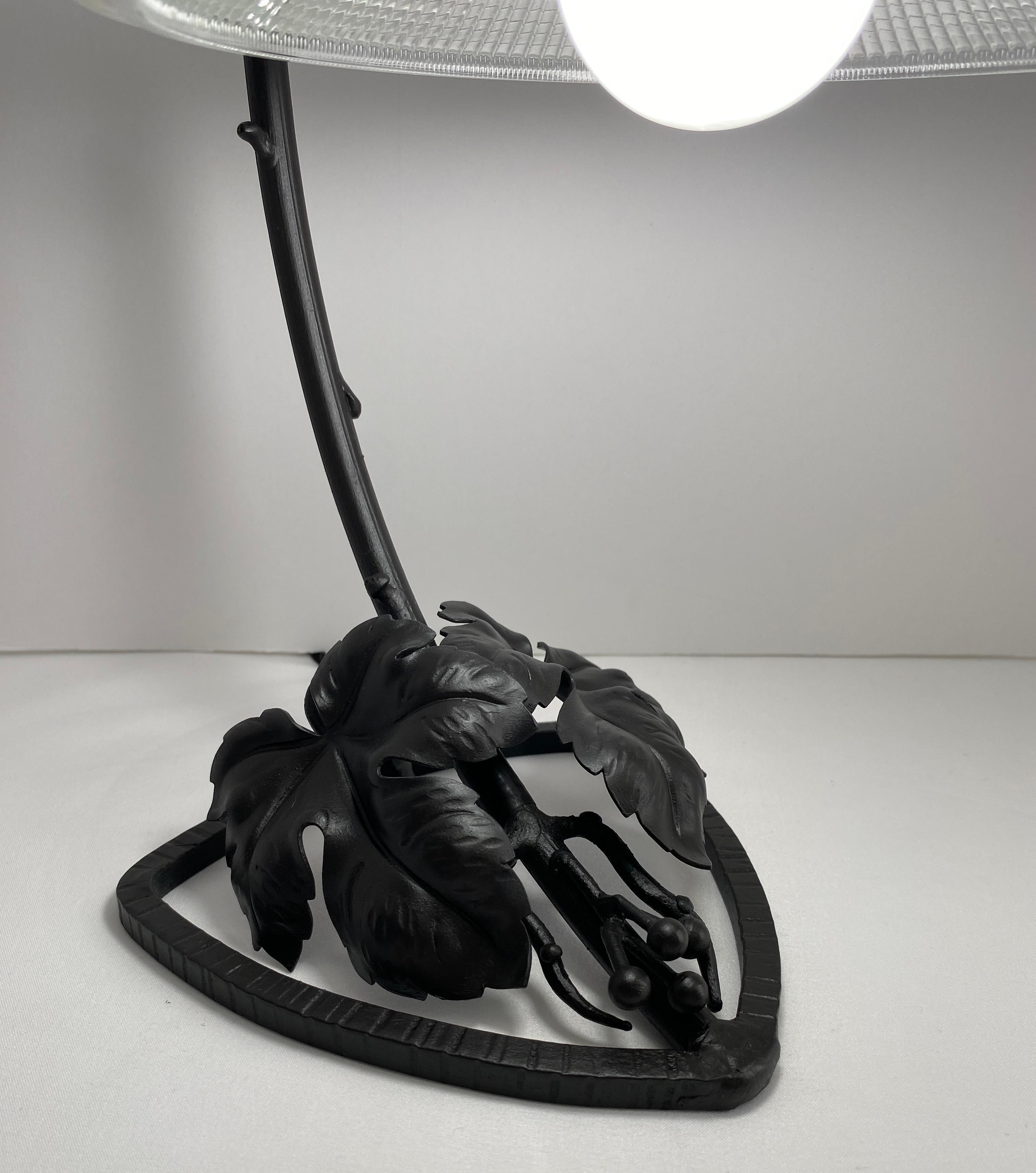 Fer Lampe de table Art Déco française en fer forgé avec abat-jour en verre en vente