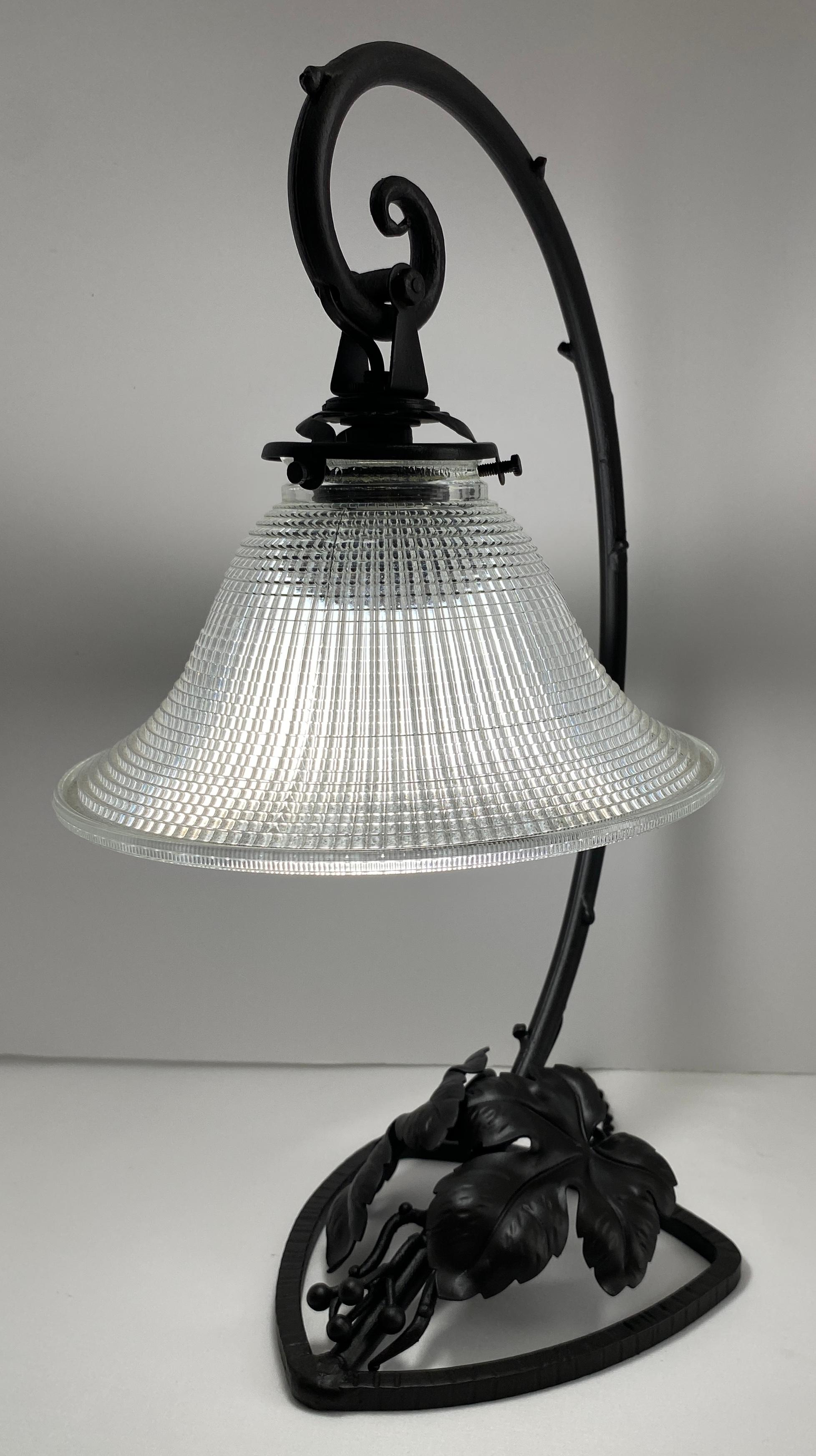 Lampe de table Art Déco française en fer forgé avec abat-jour en verre en vente 1