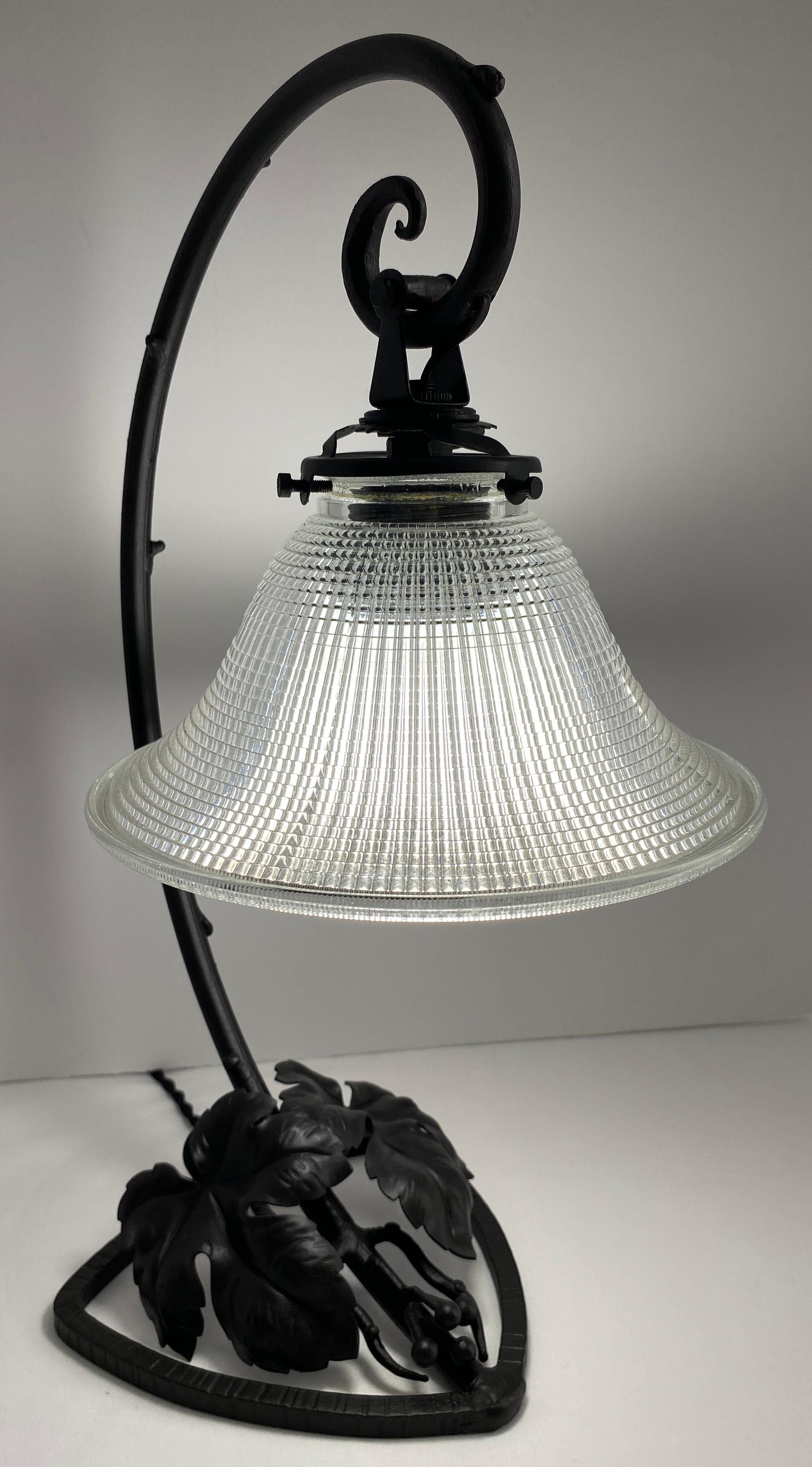 Lampe de table Art Déco française en fer forgé avec abat-jour en verre en vente 2