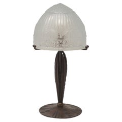Lampe de bureau Art Déco française en fer forgé avec abat-jour en verre moulé