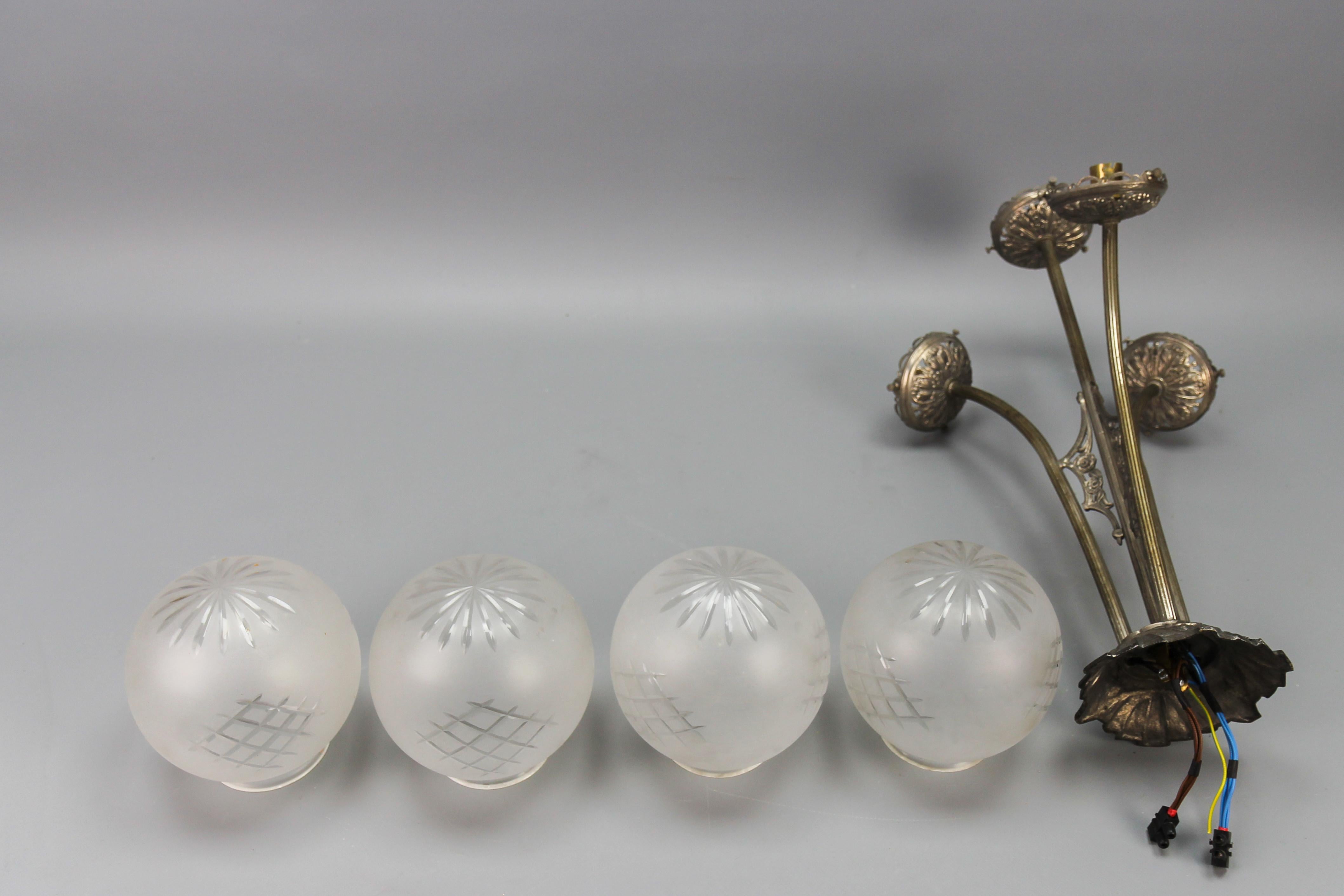 Lustre suspendu Art déco français à quatre lumières en laiton et globes en verre taillé dépoli en vente 10