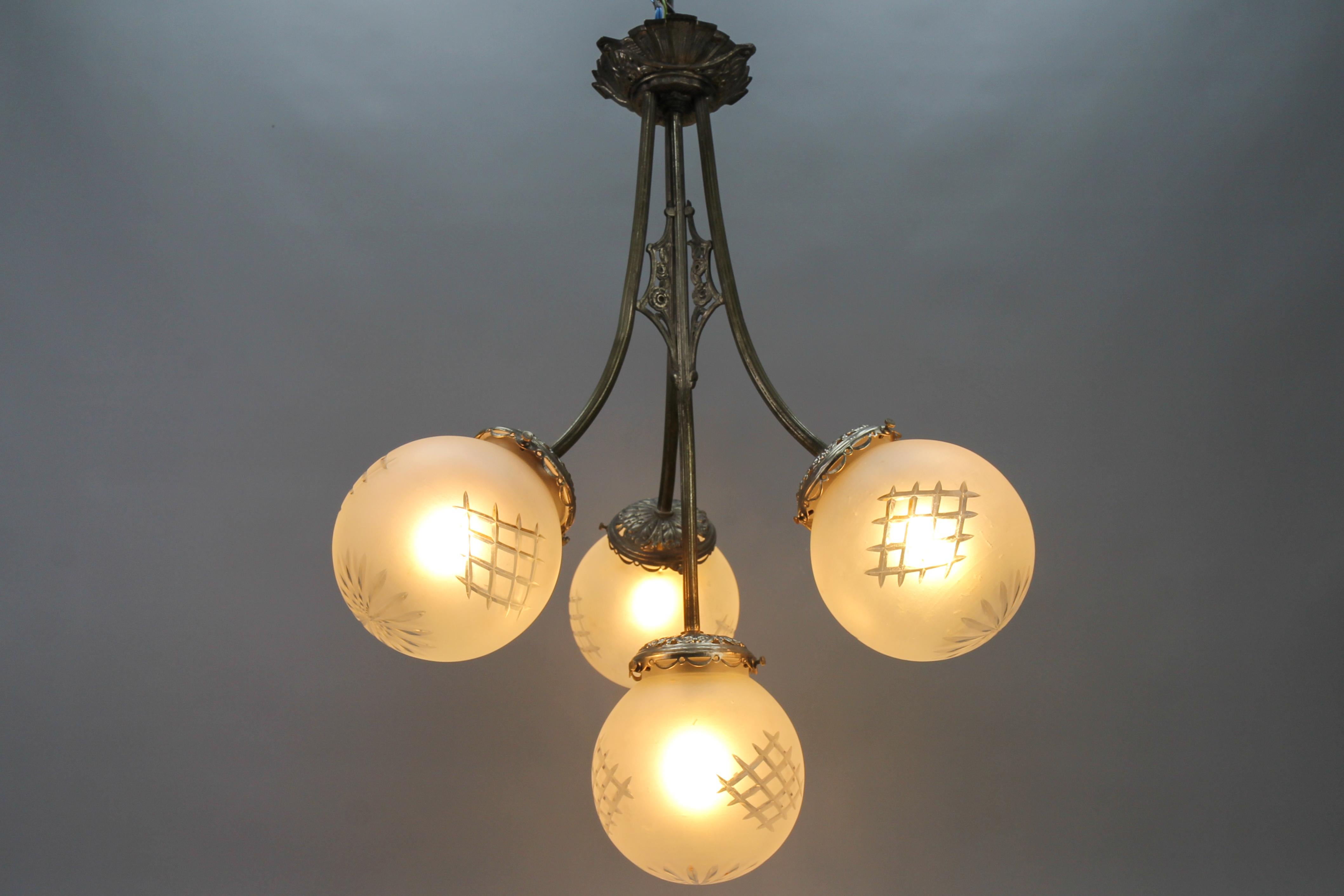 French Art Deco Four-Light Brass and Frosted Cut Glass Globes Pendant Chandelier In Good Condition For Sale In Barntrup, DE