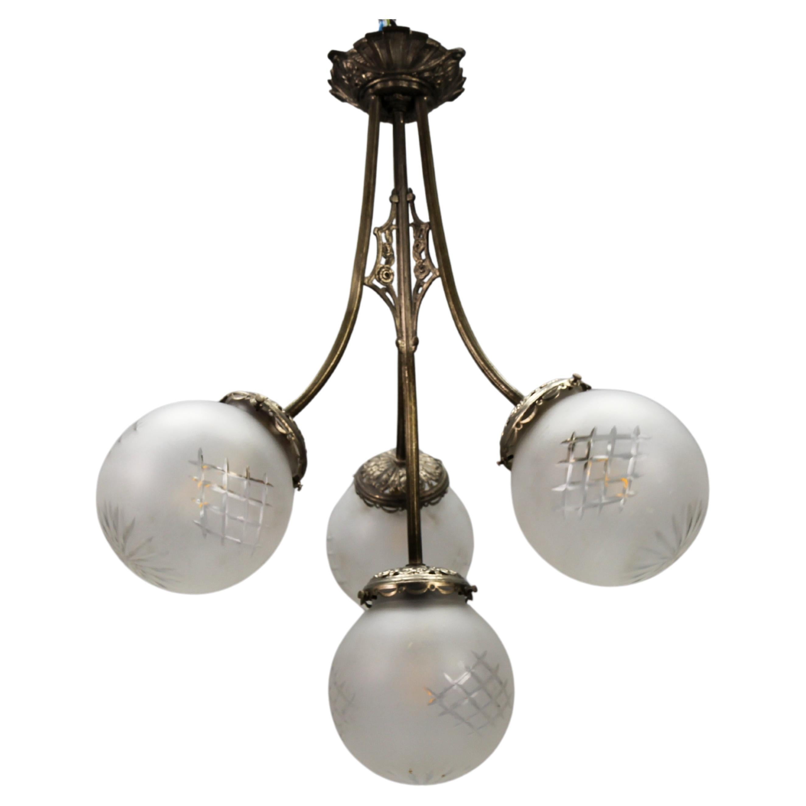 Französischer Art-déco-Kronleuchter mit vier Leuchten aus Messing und mattiertem geschliffenem Glaskugeln, Art déco