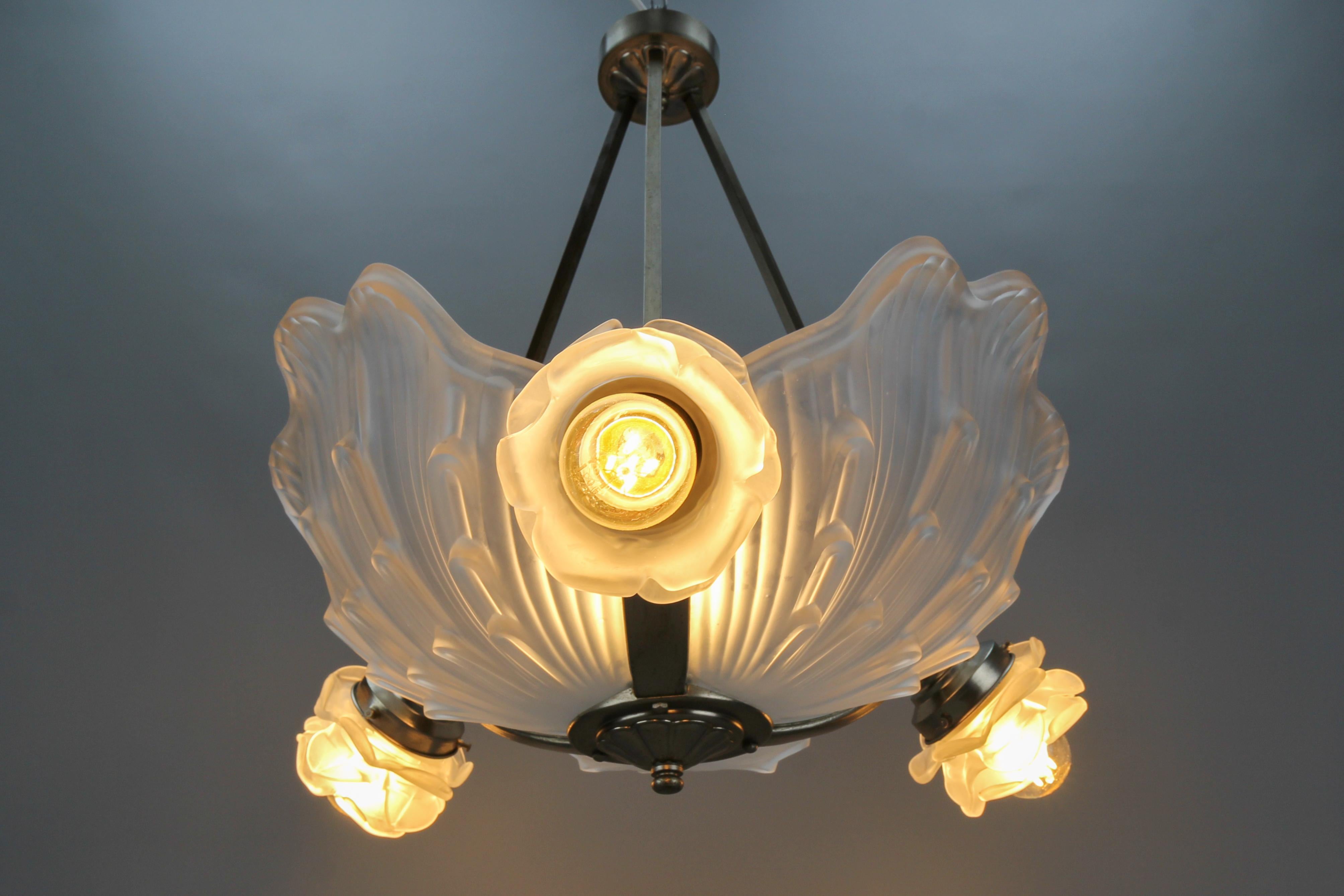 French Art Deco Four-Light White Frosted Glass Shell Chandelier, 1930s For Sale 5