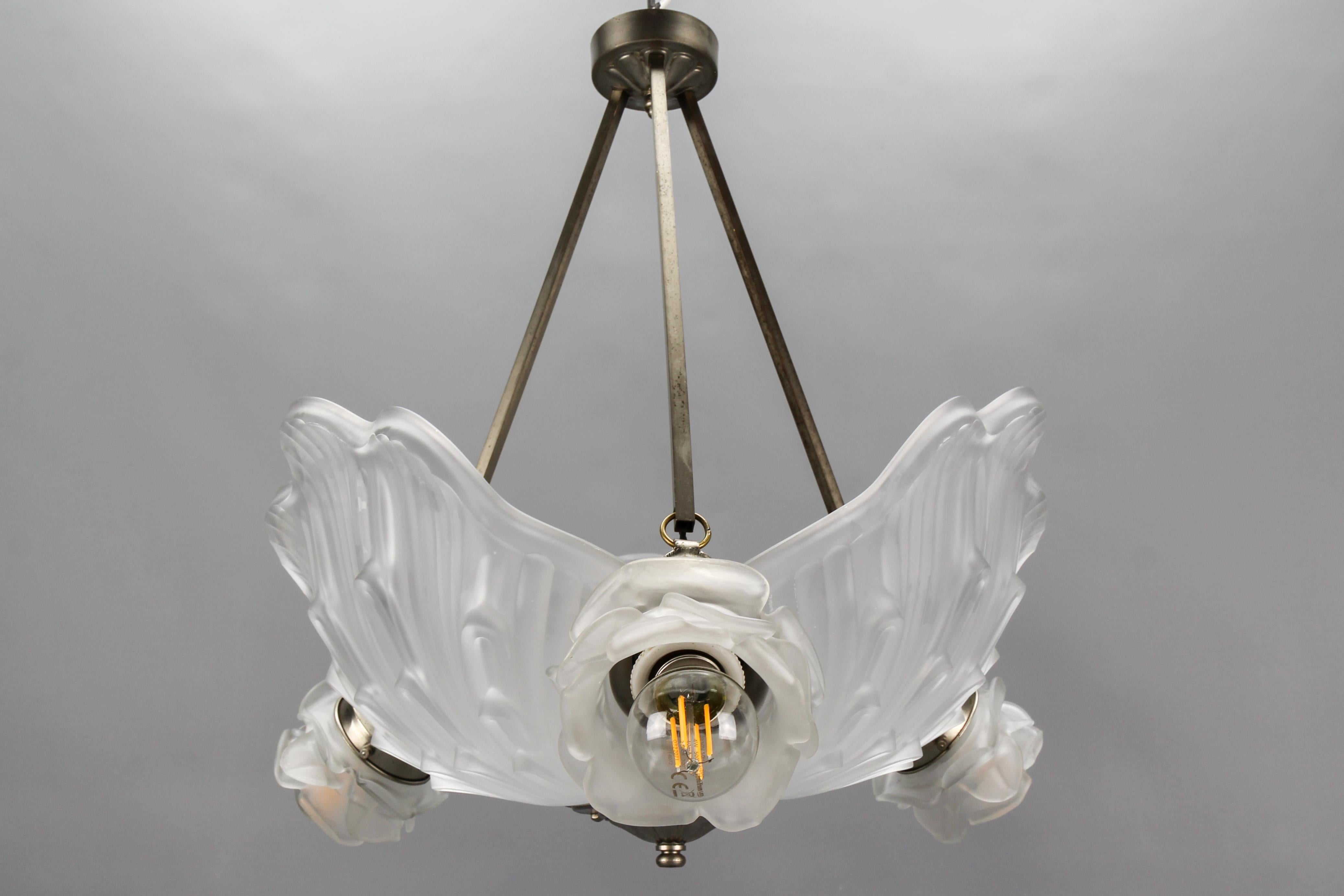 Lustre Art Déco français à quatre lumières en verre dépoli blanc en forme de coquille, années 1930 en vente 3