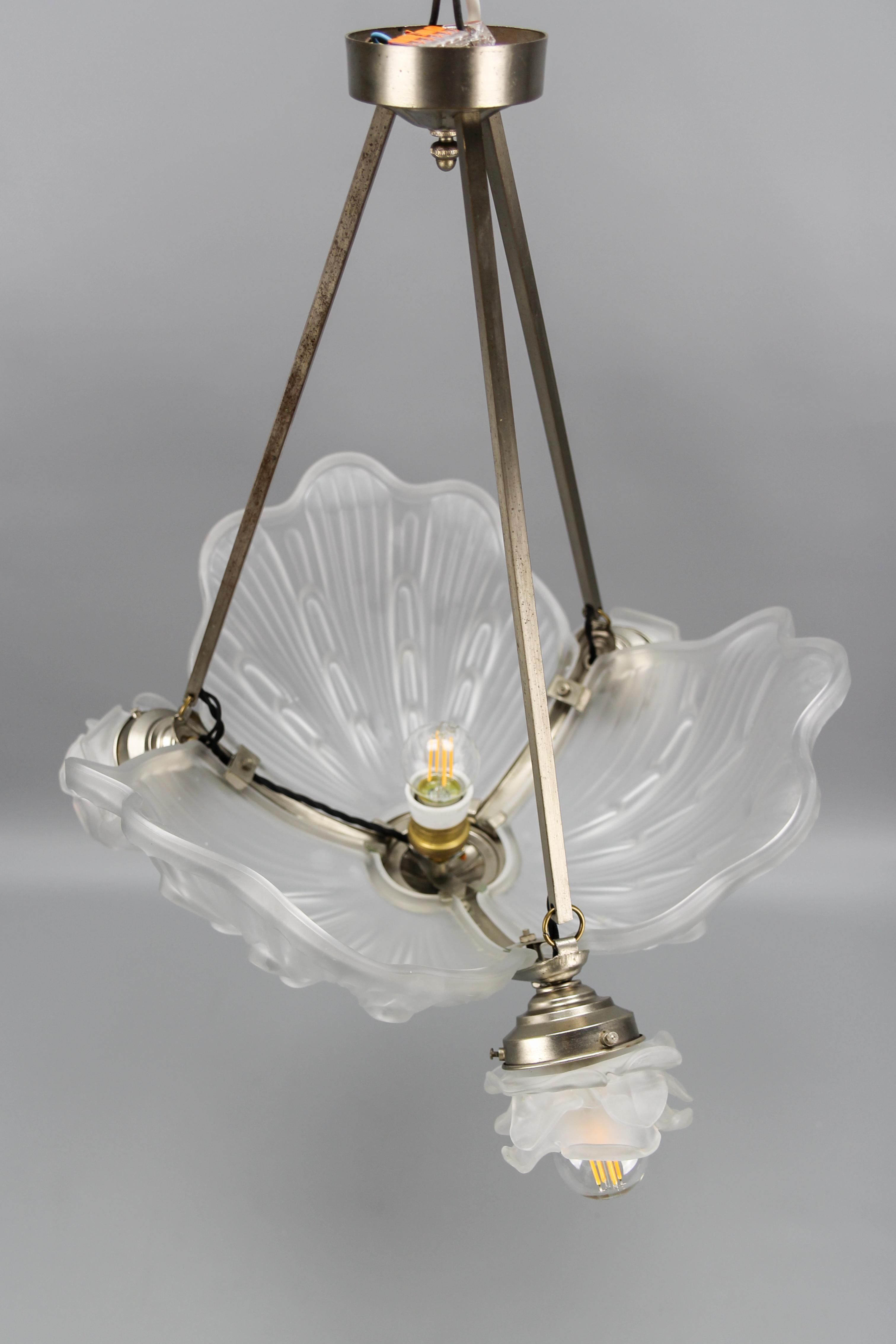 French Art Deco Four-Light White Frosted Glass Shell Chandelier, 1930s For Sale 7