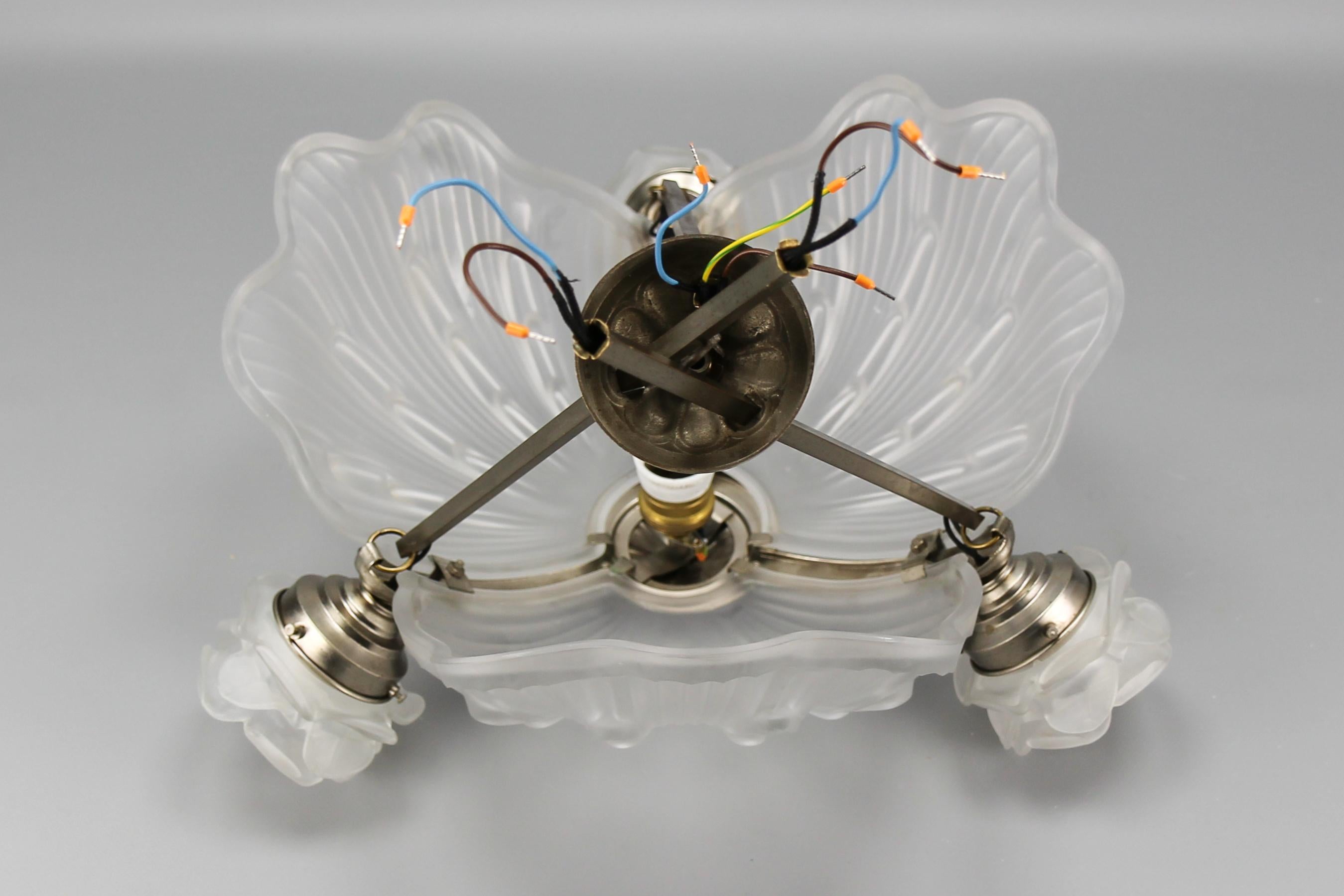 French Art Deco Four-Light White Frosted Glass Shell Chandelier, 1930s For Sale 8