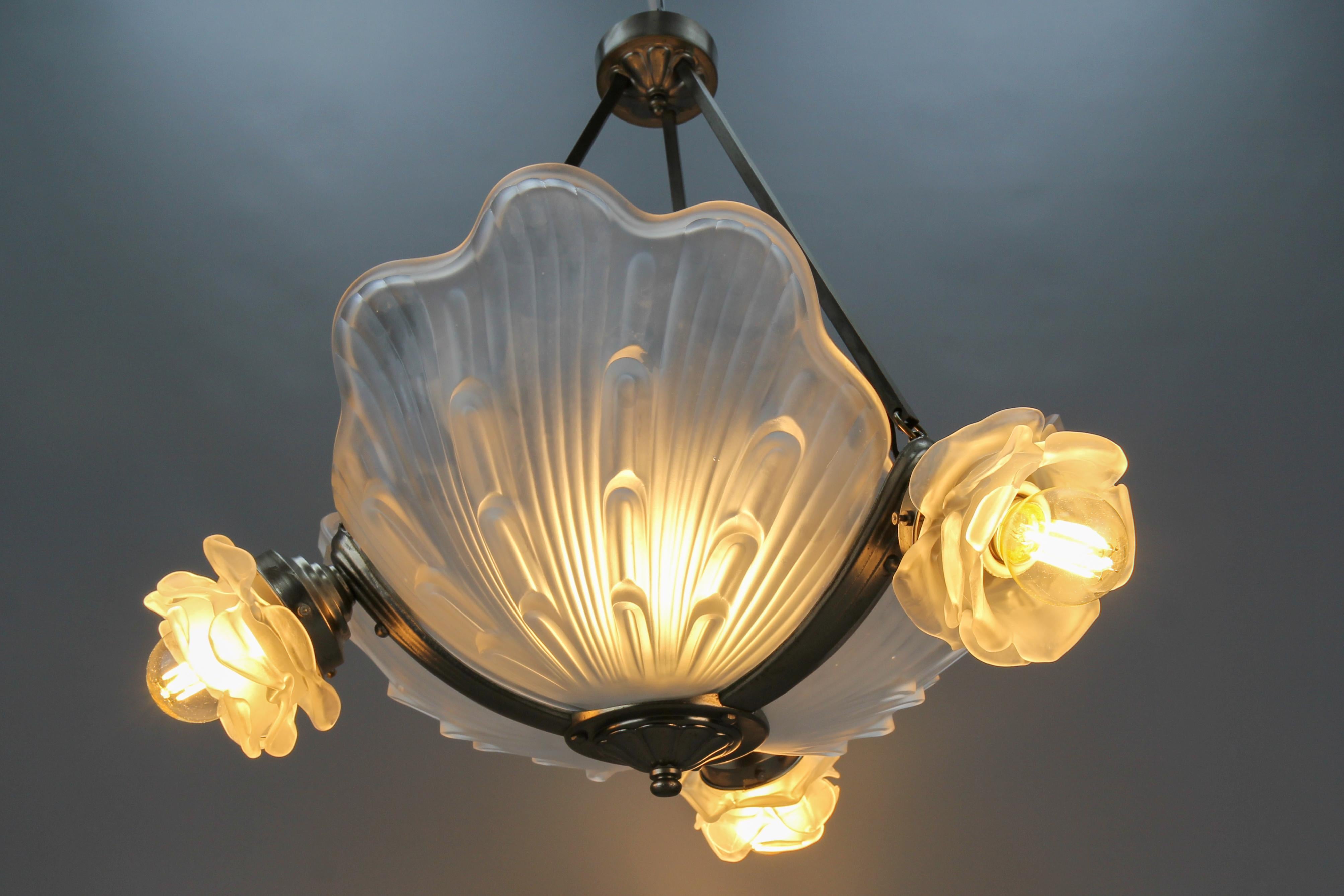 French Art Deco Four-Light White Frosted Glass Shell Chandelier, 1930s In Good Condition For Sale In Barntrup, DE