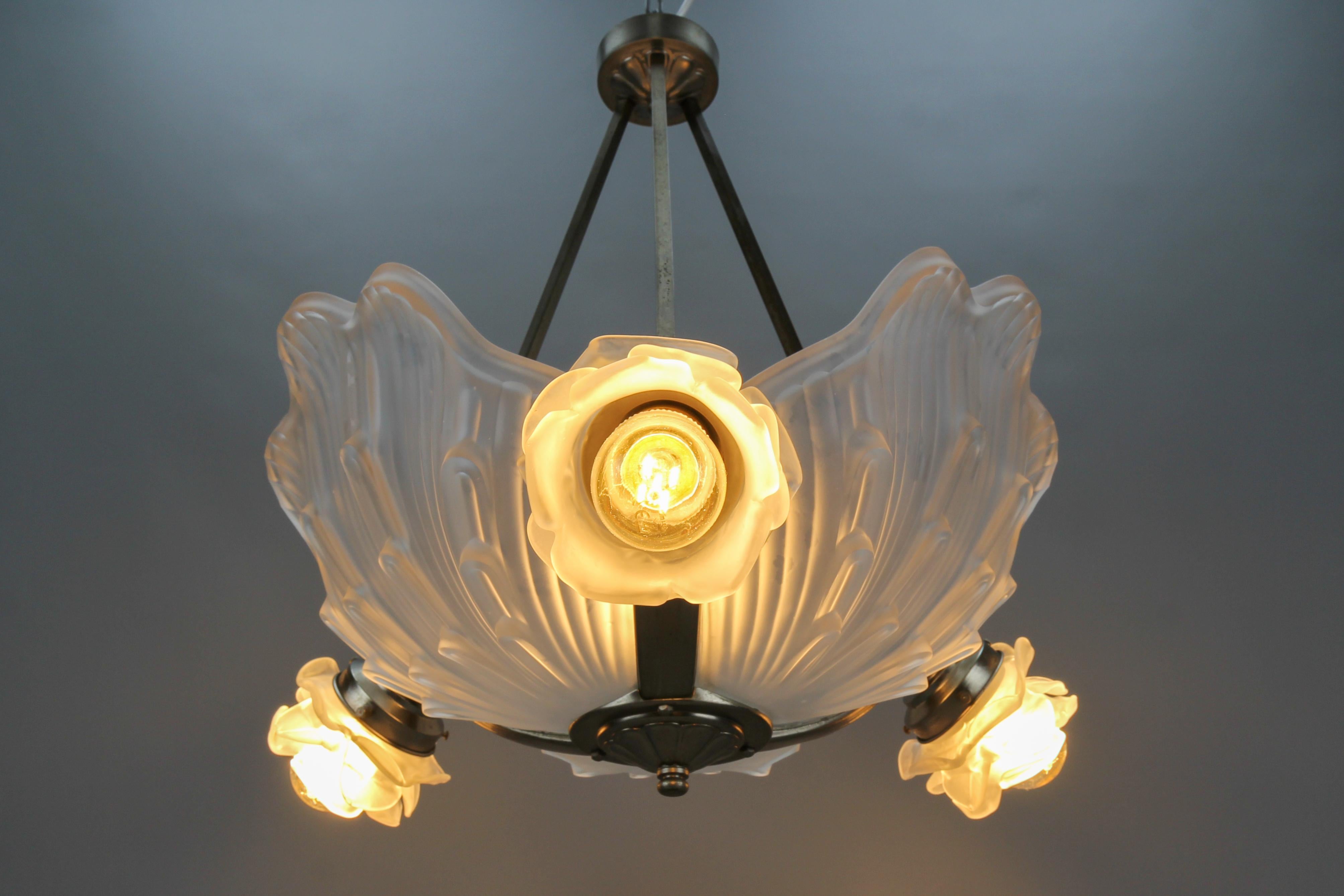 Mid-20th Century French Art Deco Four-Light White Frosted Glass Shell Chandelier, 1930s For Sale