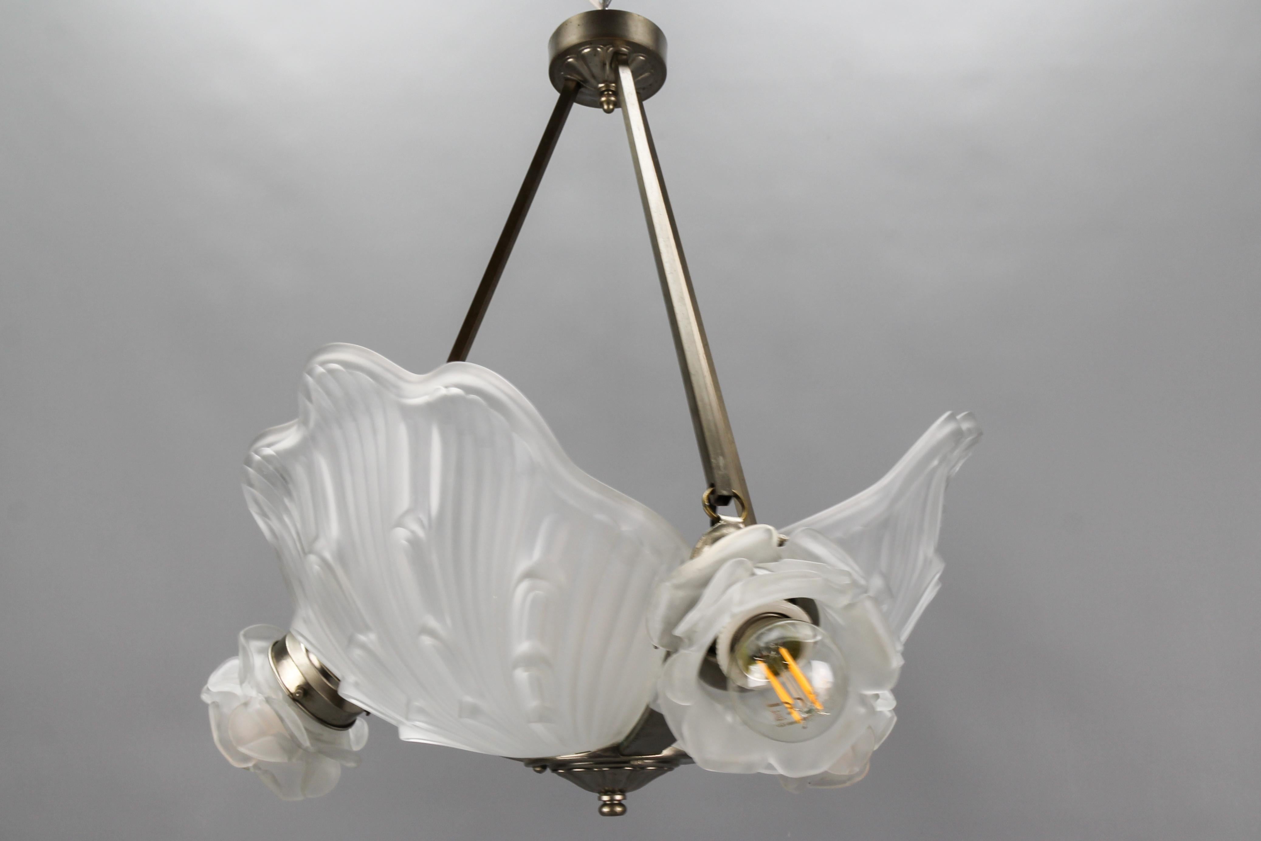 French Art Deco Four-Light White Frosted Glass Shell Chandelier, 1930s For Sale 1