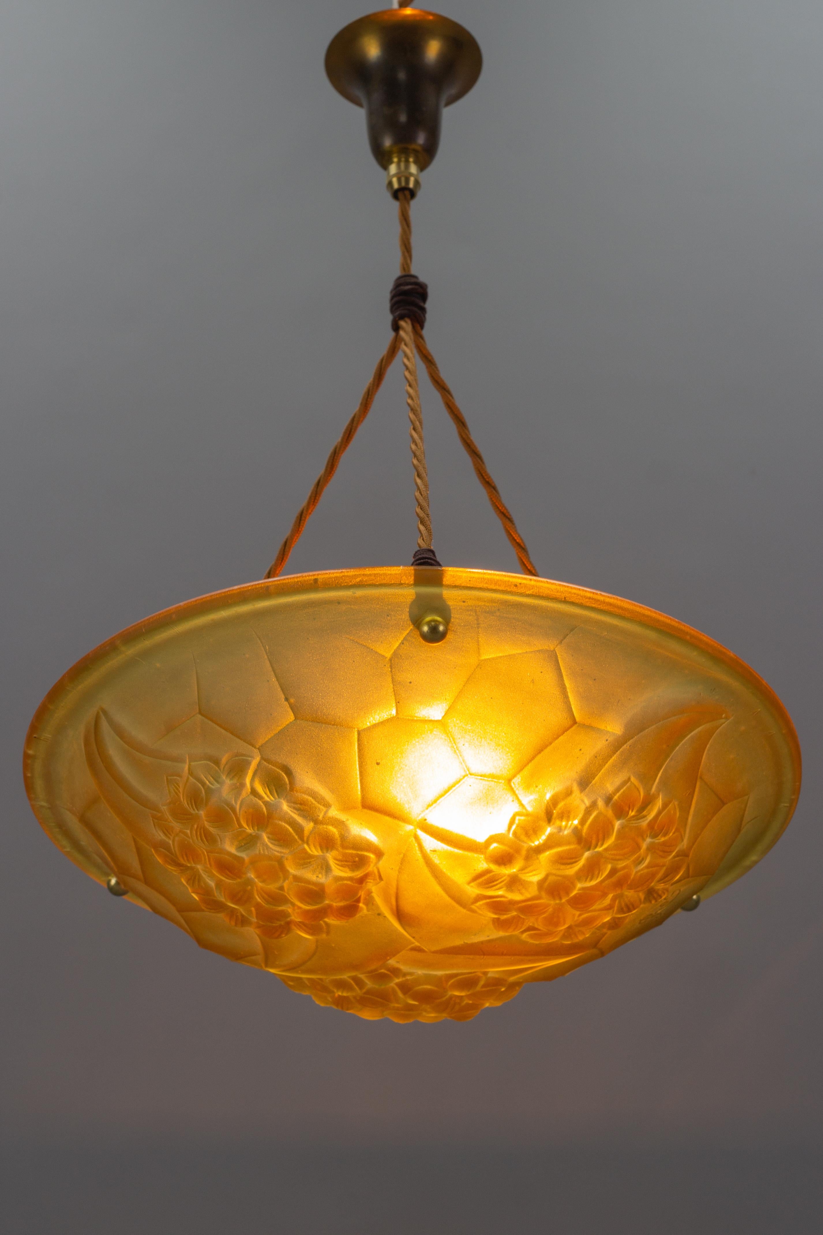 French Art Deco Frosted Amber Color Pendant Light Signed ROS, 1930s In Good Condition For Sale In Barntrup, DE