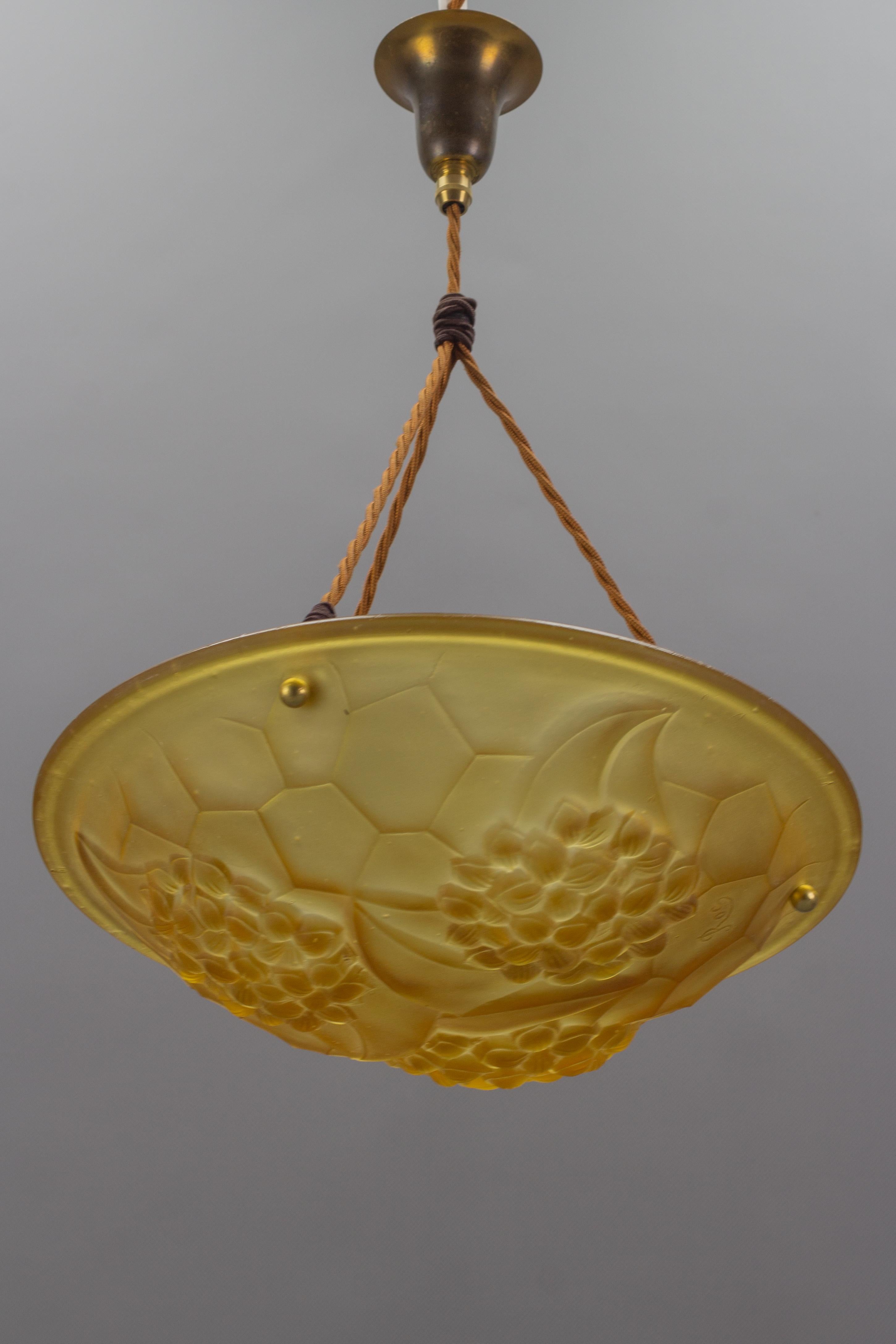 Metà XX secolo Lampada a sospensione Art Deco francese color ambra smerigliata firmata ROS, anni '30 in vendita