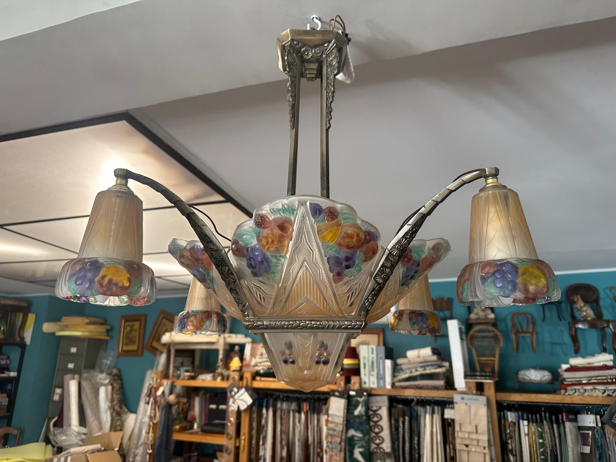 Lampadario francese Art déco in vetro artistico smerigliato e bronzo, anni '30 in vendita 3
