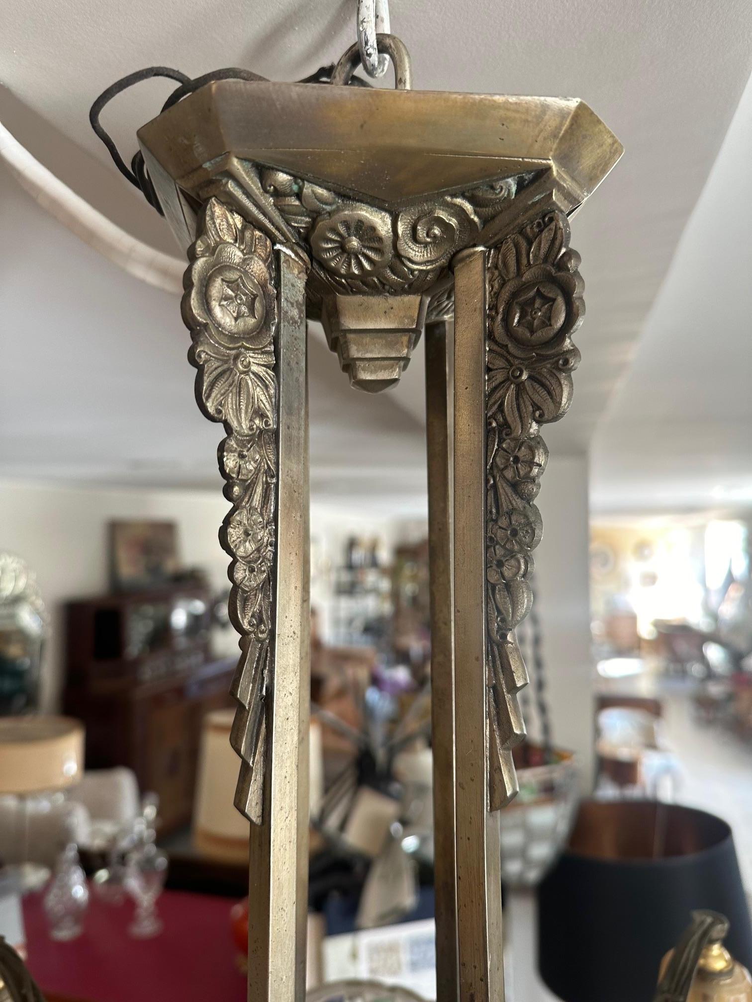 Lampadario francese Art déco in vetro artistico smerigliato e bronzo, anni '30 in vendita 6