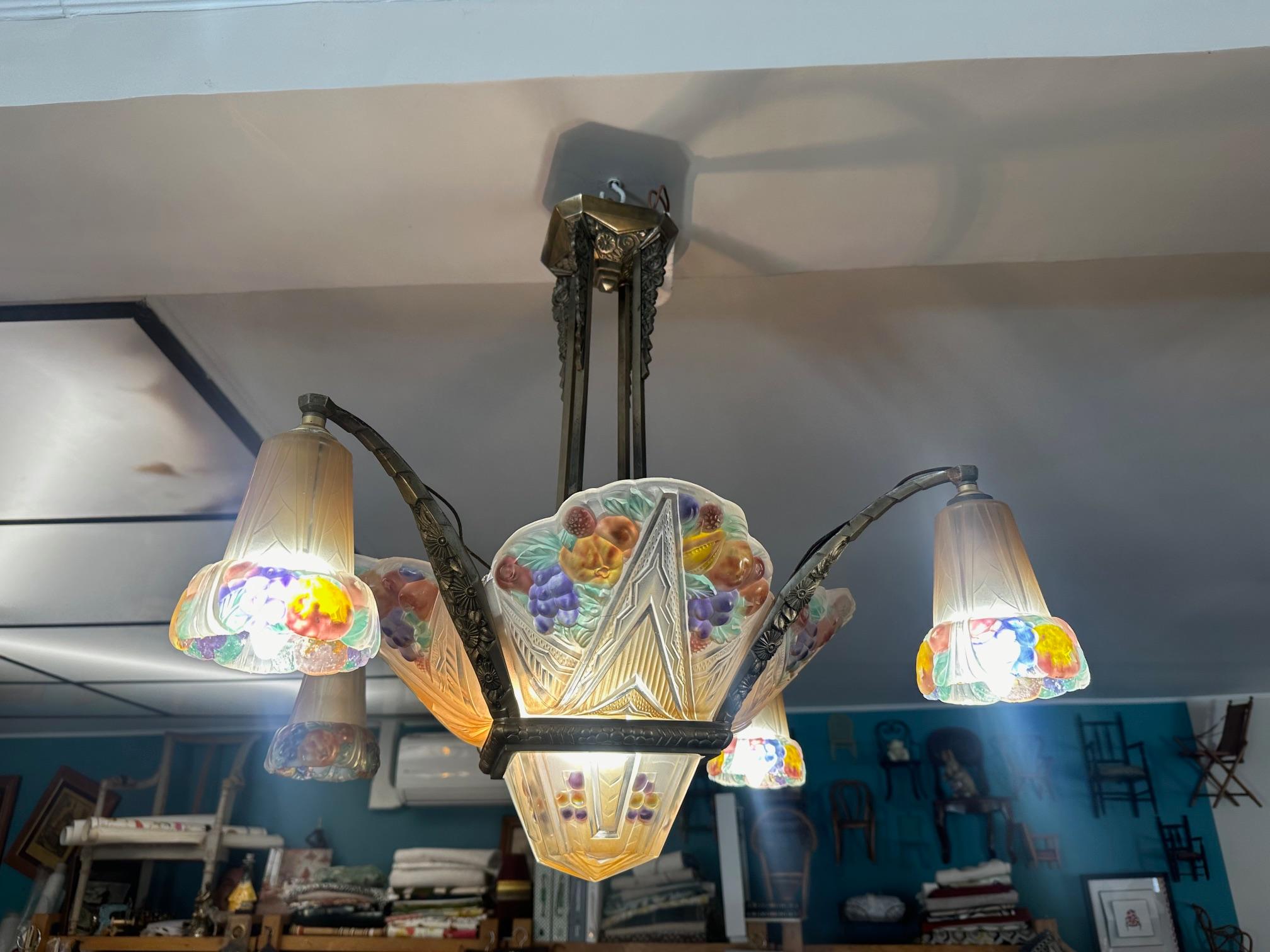 Bellissimo lampadario in bronzo cromato e vetro smerigliato risalente al periodo Art Déco (1930).
Superbi dettagli della frutta. Quattro tulipani in vetro. Tutte le parti sono rimovibili e possono essere pulite.
Forma e movimenti tipici degli anni