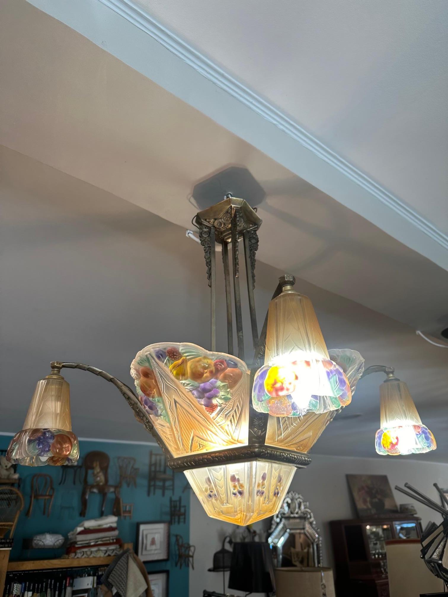 Art Déco Lampadario francese Art déco in vetro artistico smerigliato e bronzo, anni '30 in vendita