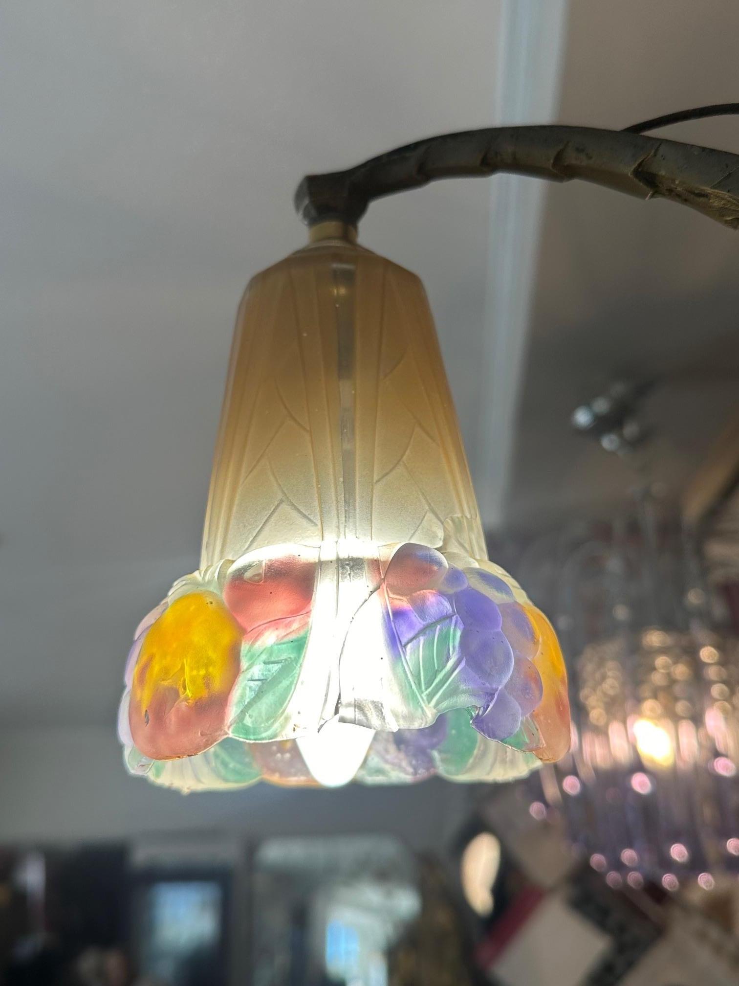 Francese Lampadario francese Art déco in vetro artistico smerigliato e bronzo, anni '30 in vendita