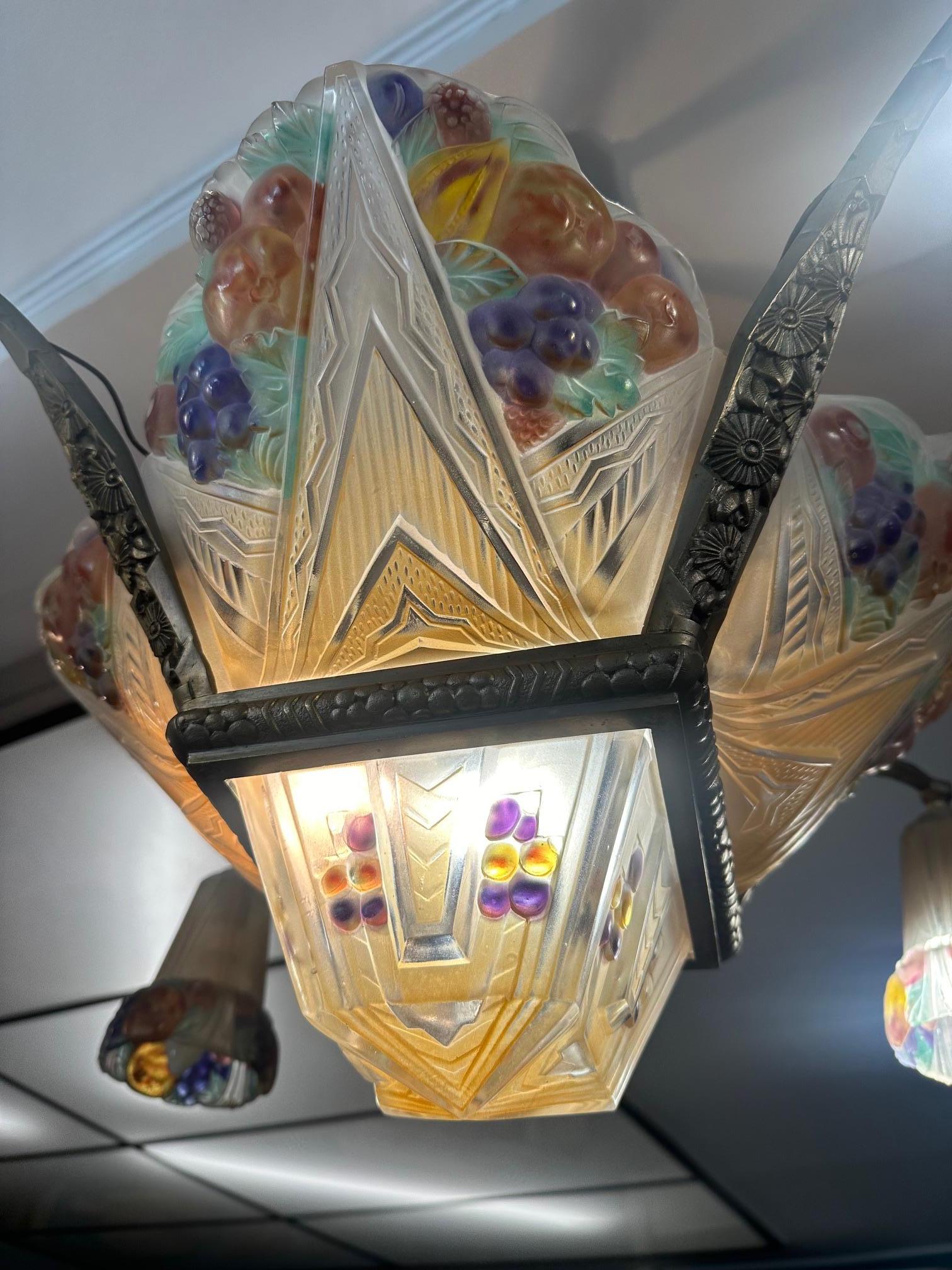 Lampadario francese Art déco in vetro artistico smerigliato e bronzo, anni '30 In condizioni buone in vendita a LEGNY, FR