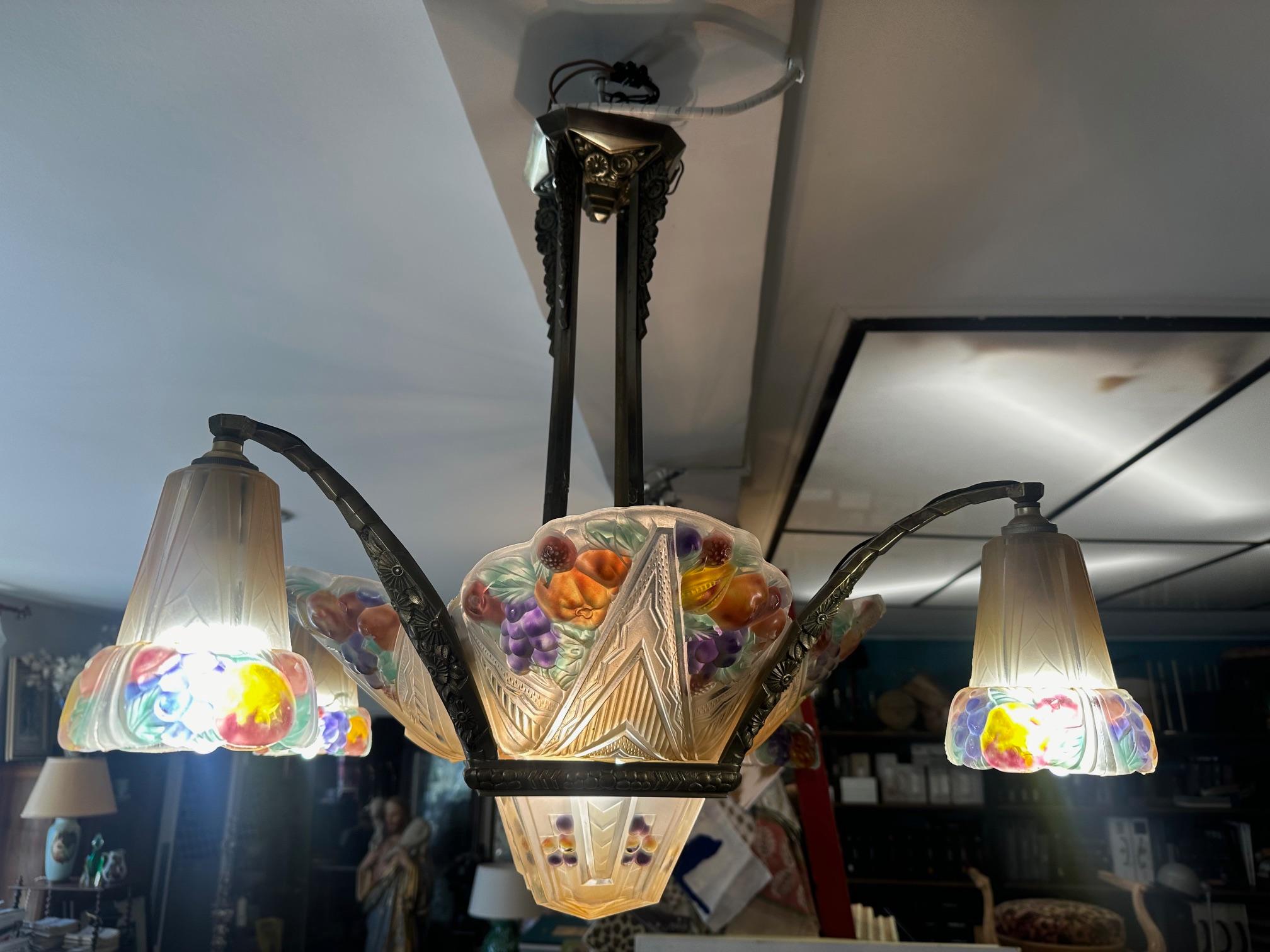 Metà XX secolo Lampadario francese Art déco in vetro artistico smerigliato e bronzo, anni '30 in vendita
