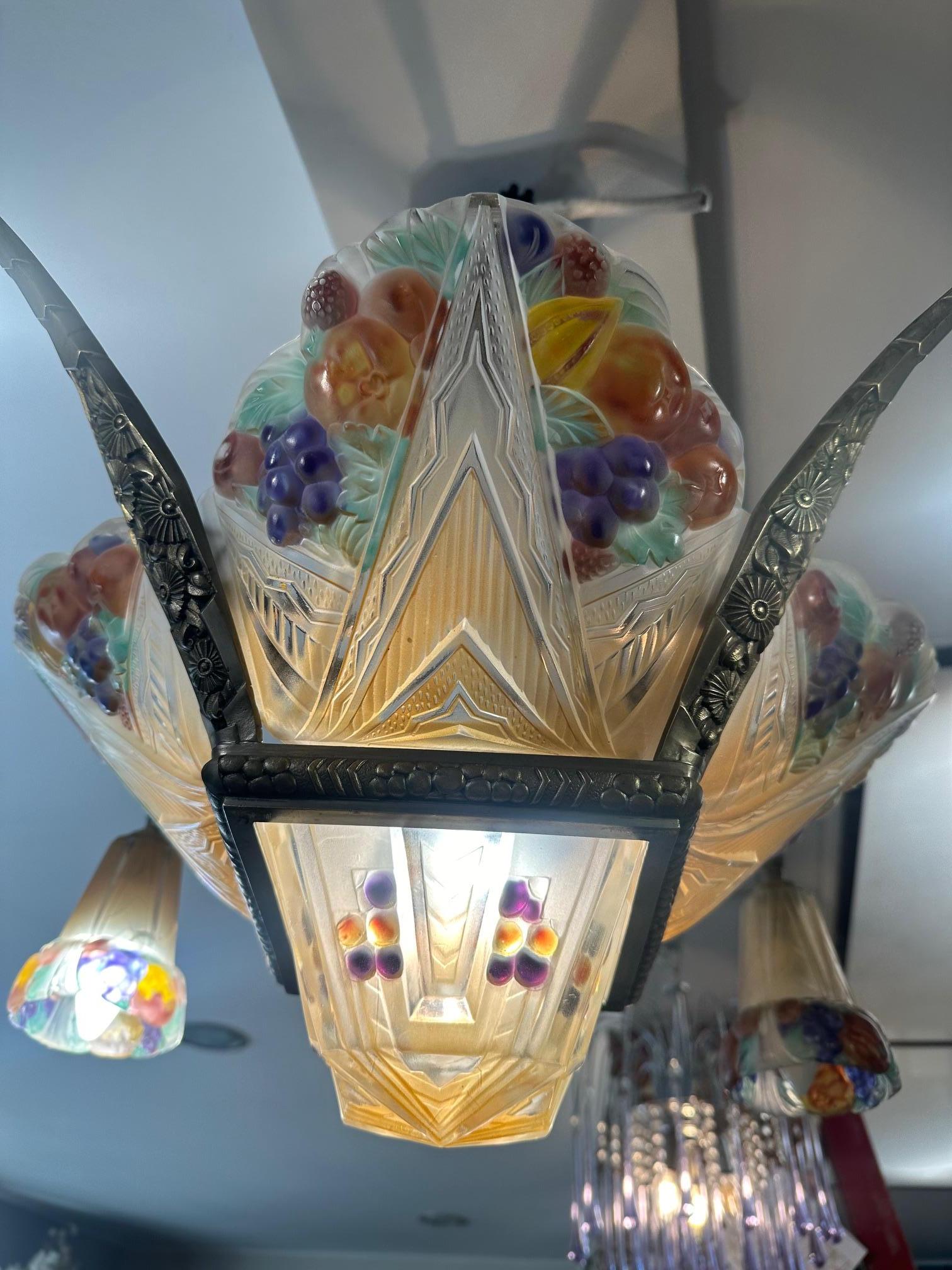 Lampadario francese Art déco in vetro artistico smerigliato e bronzo, anni '30 in vendita 1