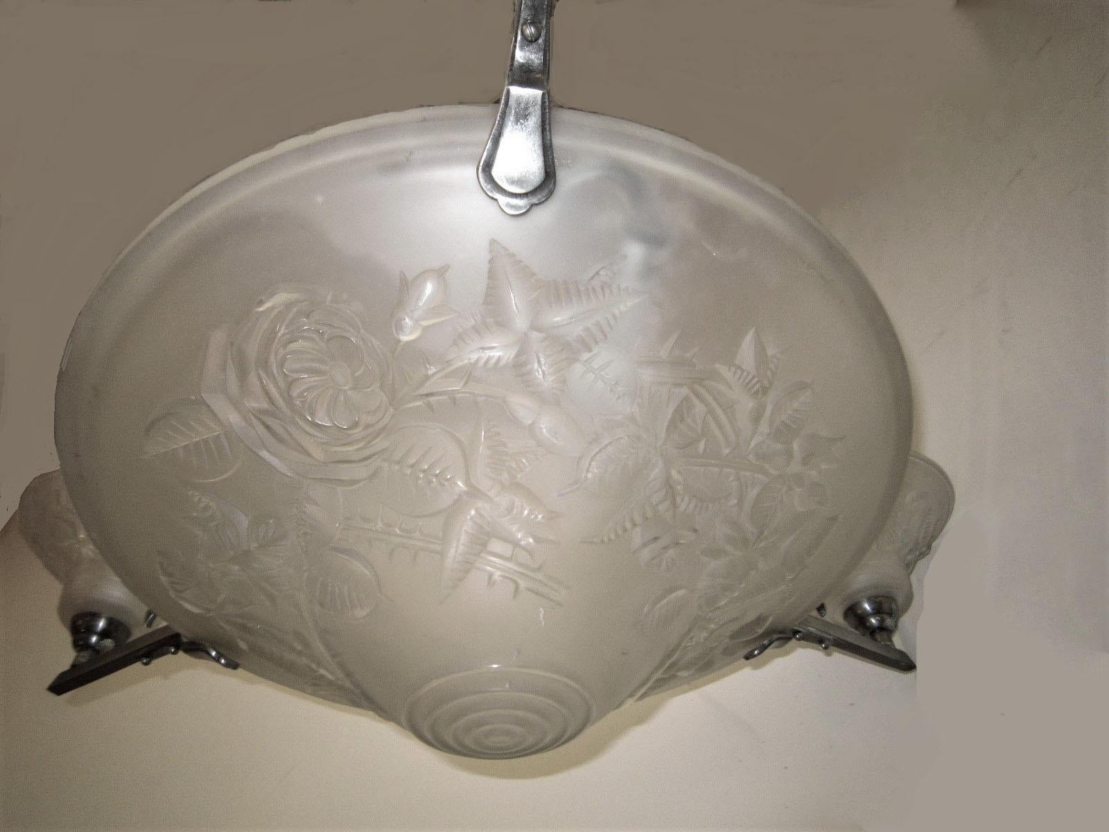 Français Lustre en verre d'art dépoli Art déco français signé Maynadier en vente