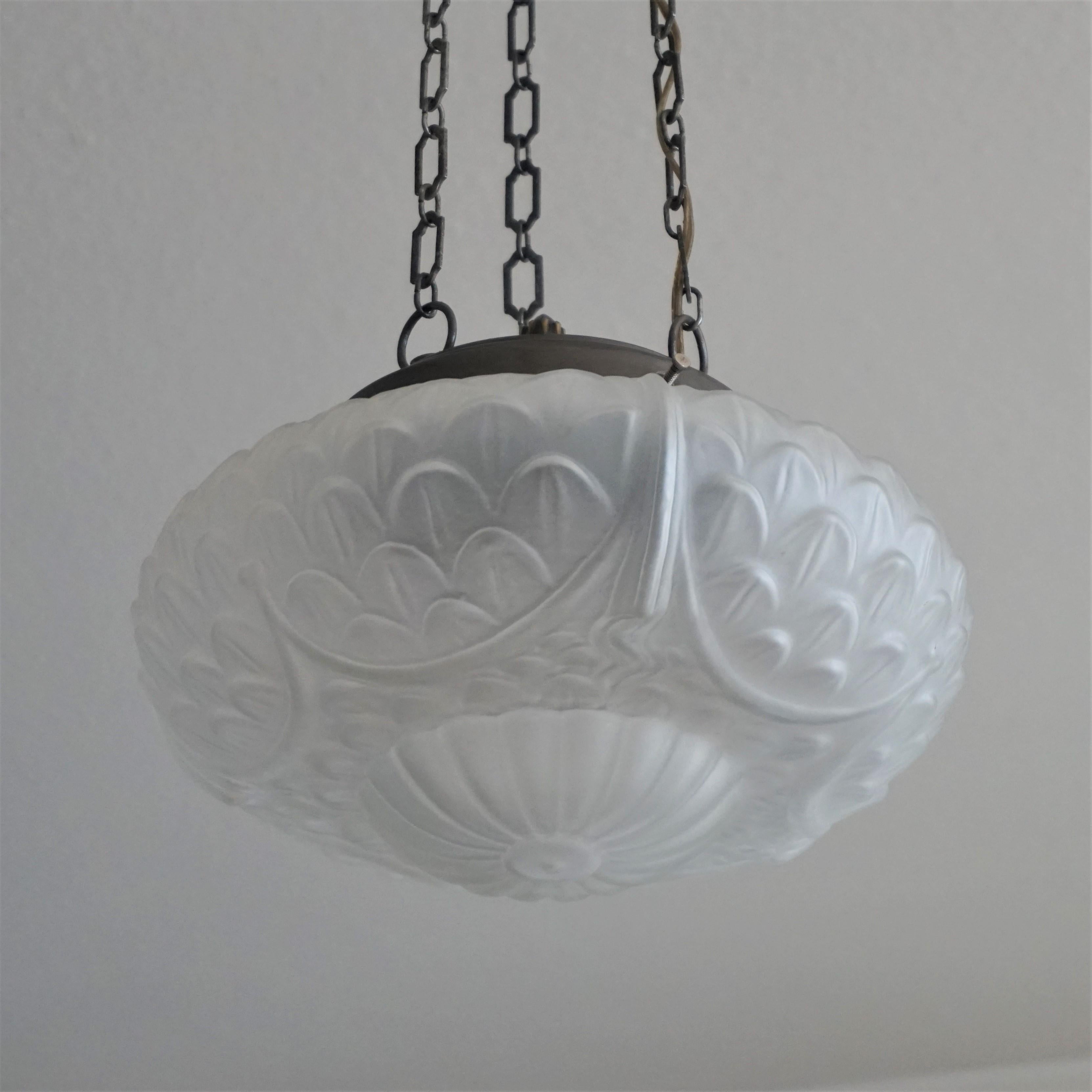 French Art Deco Frosted Glass and Brass Light Fixture In Good Condition In Frankfurt am Main, DE