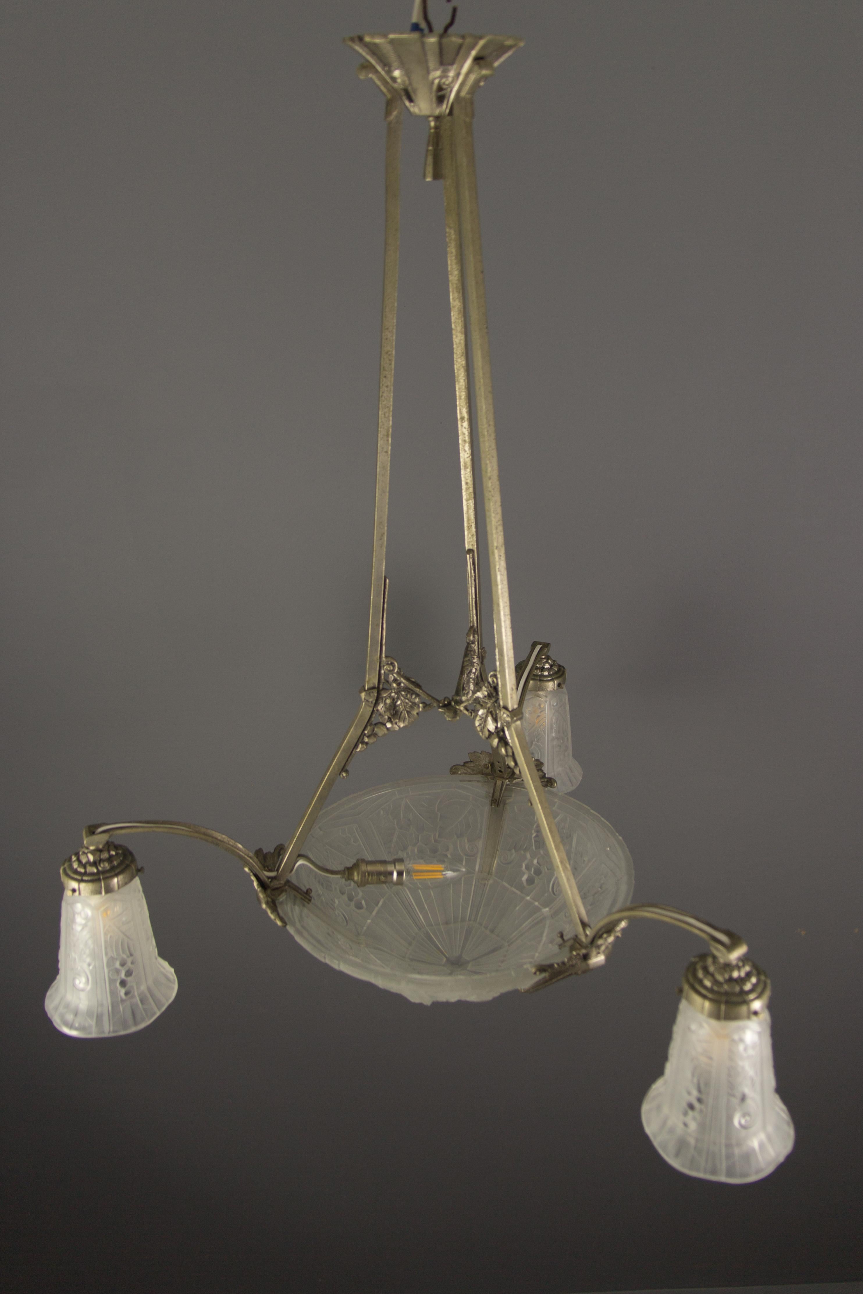 French Art Deco Frosted Glass and Bronze Chandelier by Pierre Maynadier, 1930s For Sale 6