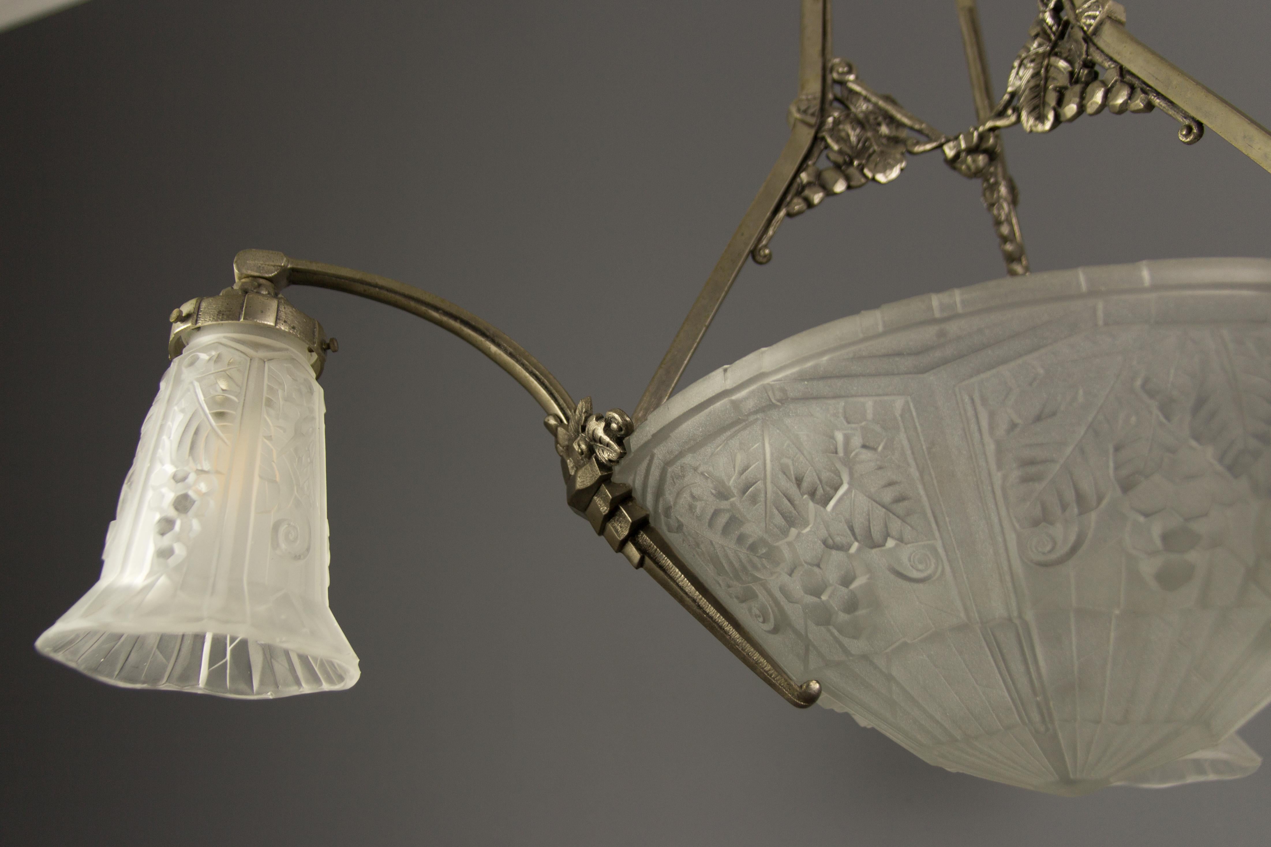 French Art Deco Frosted Glass and Bronze Chandelier by Pierre Maynadier, 1930s For Sale 10