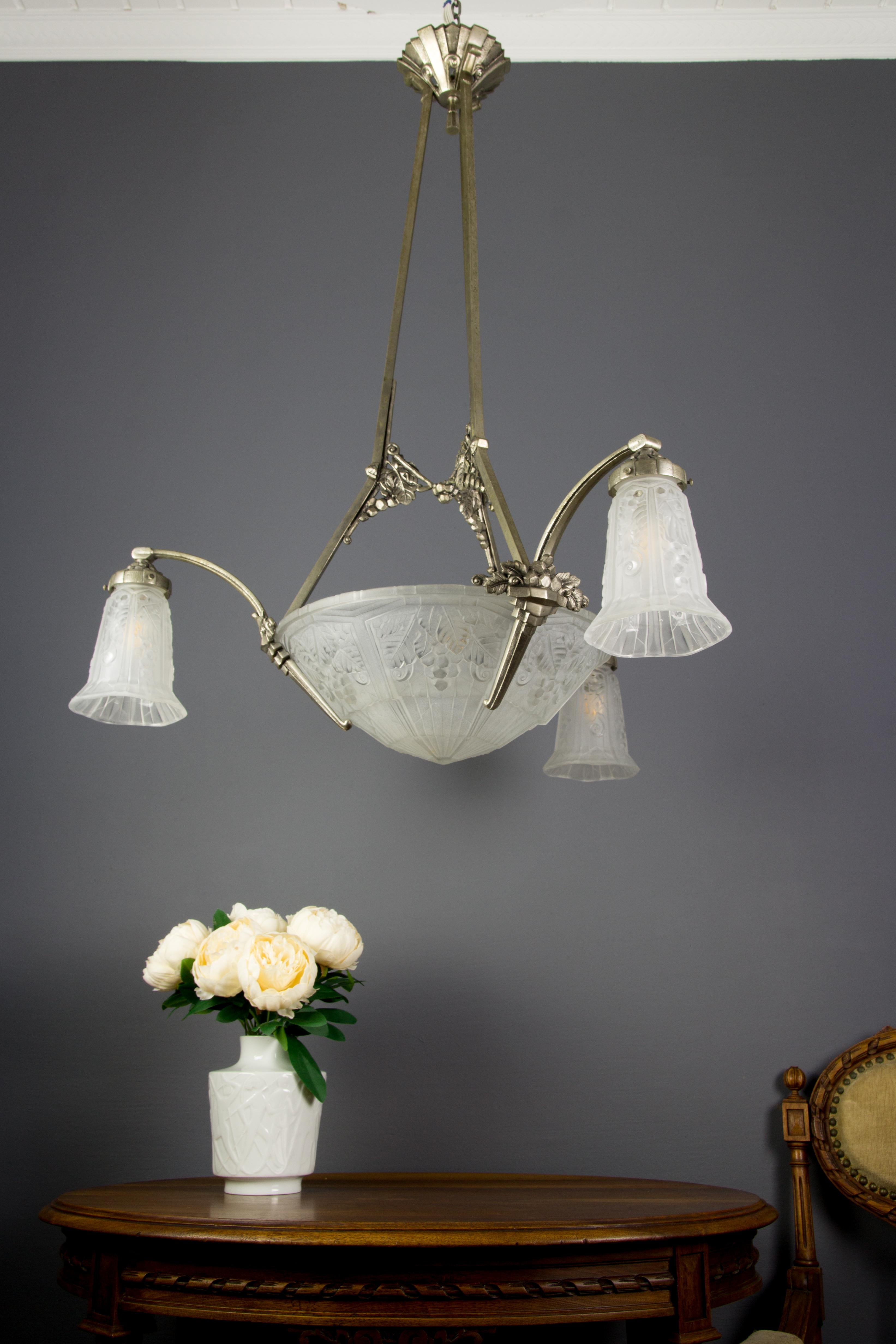 French Art Deco Frosted Glass and Bronze Chandelier by Pierre Maynadier, 1930s For Sale 16