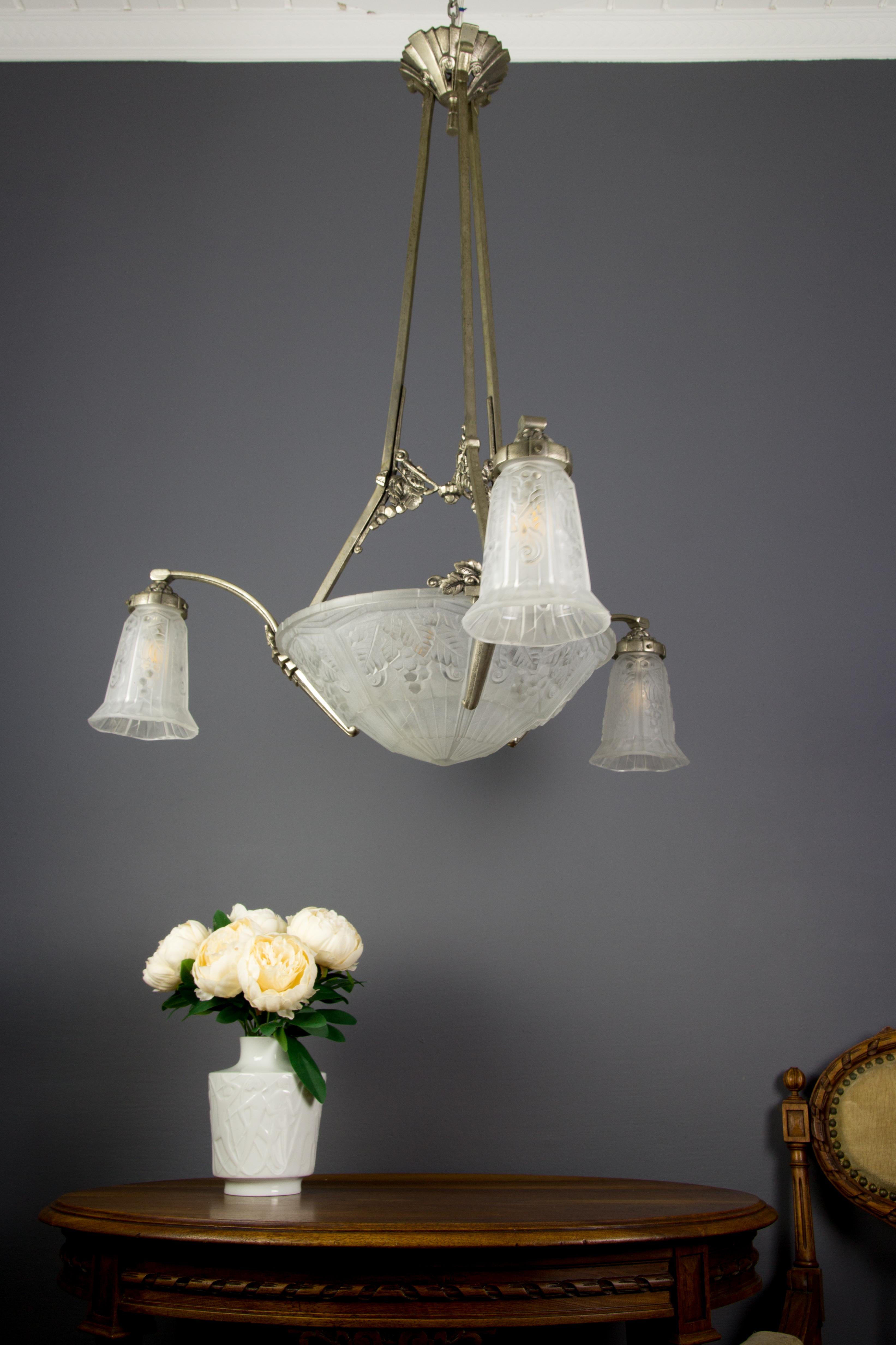 Mid-20th Century French Art Deco Frosted Glass and Bronze Chandelier by Pierre Maynadier, 1930s For Sale