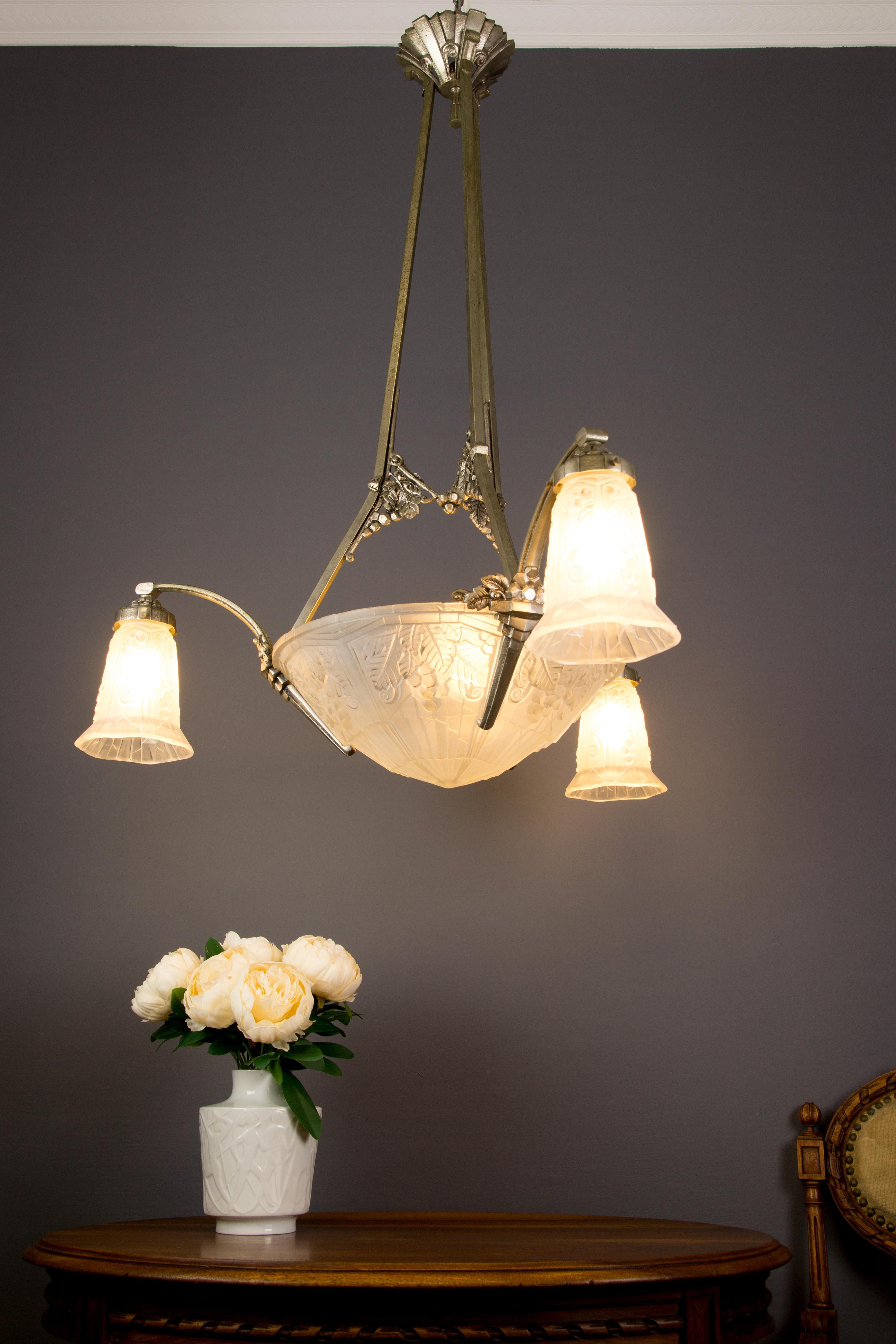 French Art Deco Frosted Glass and Bronze Chandelier by Pierre Maynadier, 1930s For Sale 1