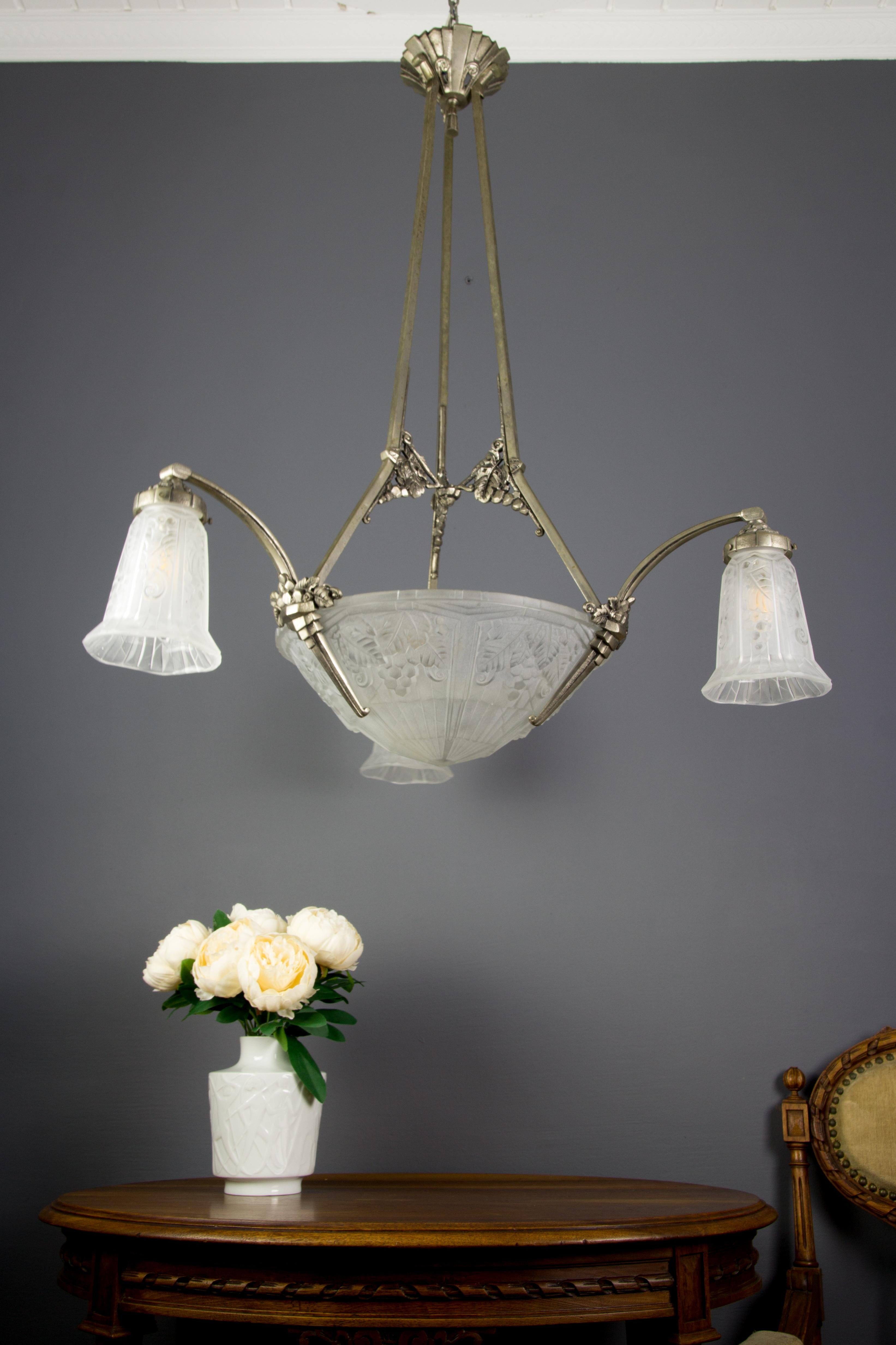French Art Deco Frosted Glass and Bronze Chandelier by Pierre Maynadier, 1930s For Sale 2