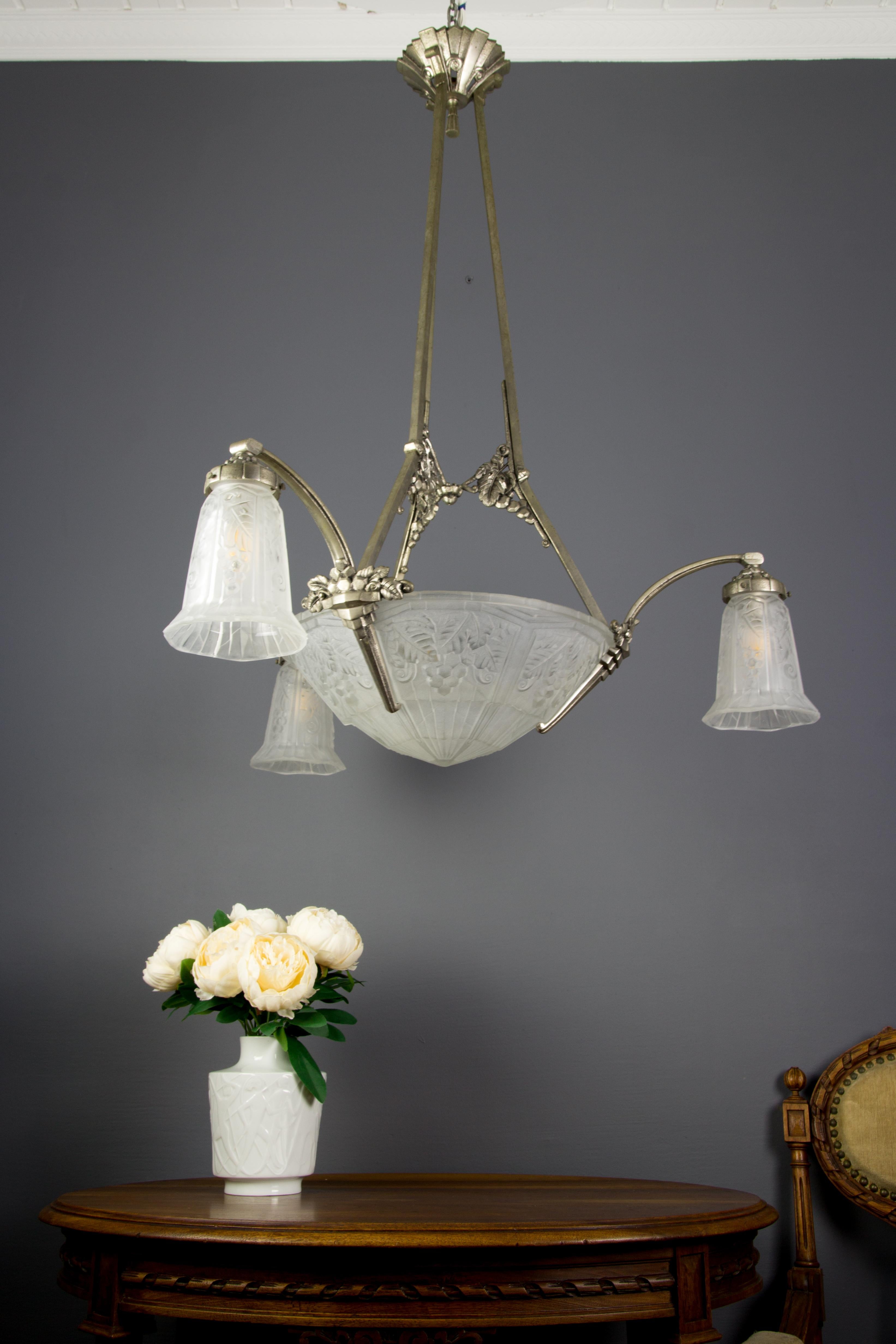 French Art Deco Frosted Glass and Bronze Chandelier by Pierre Maynadier, 1930s For Sale 3