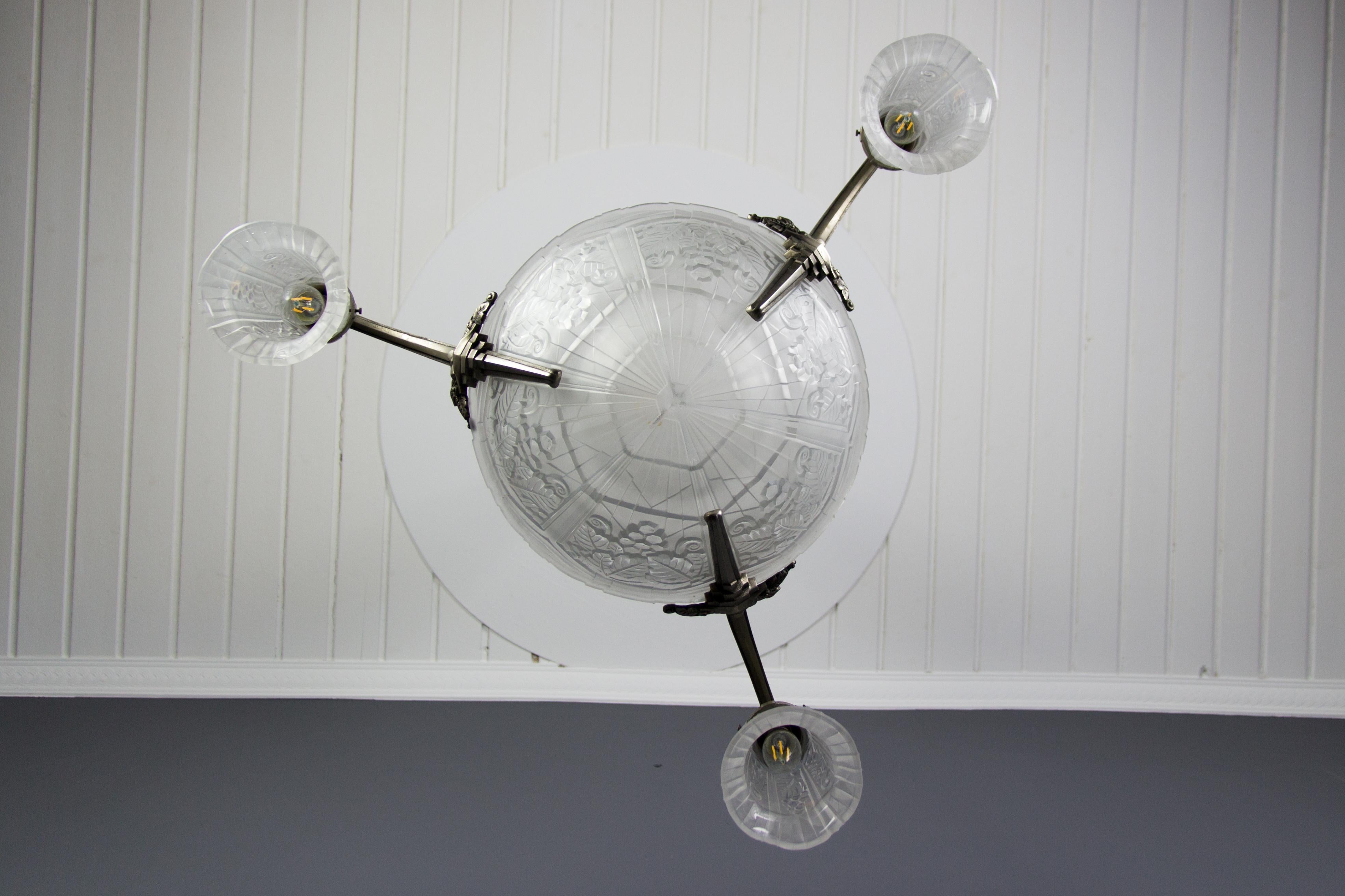 French Art Deco Frosted Glass and Bronze Chandelier by Pierre Maynadier, 1930s For Sale 4