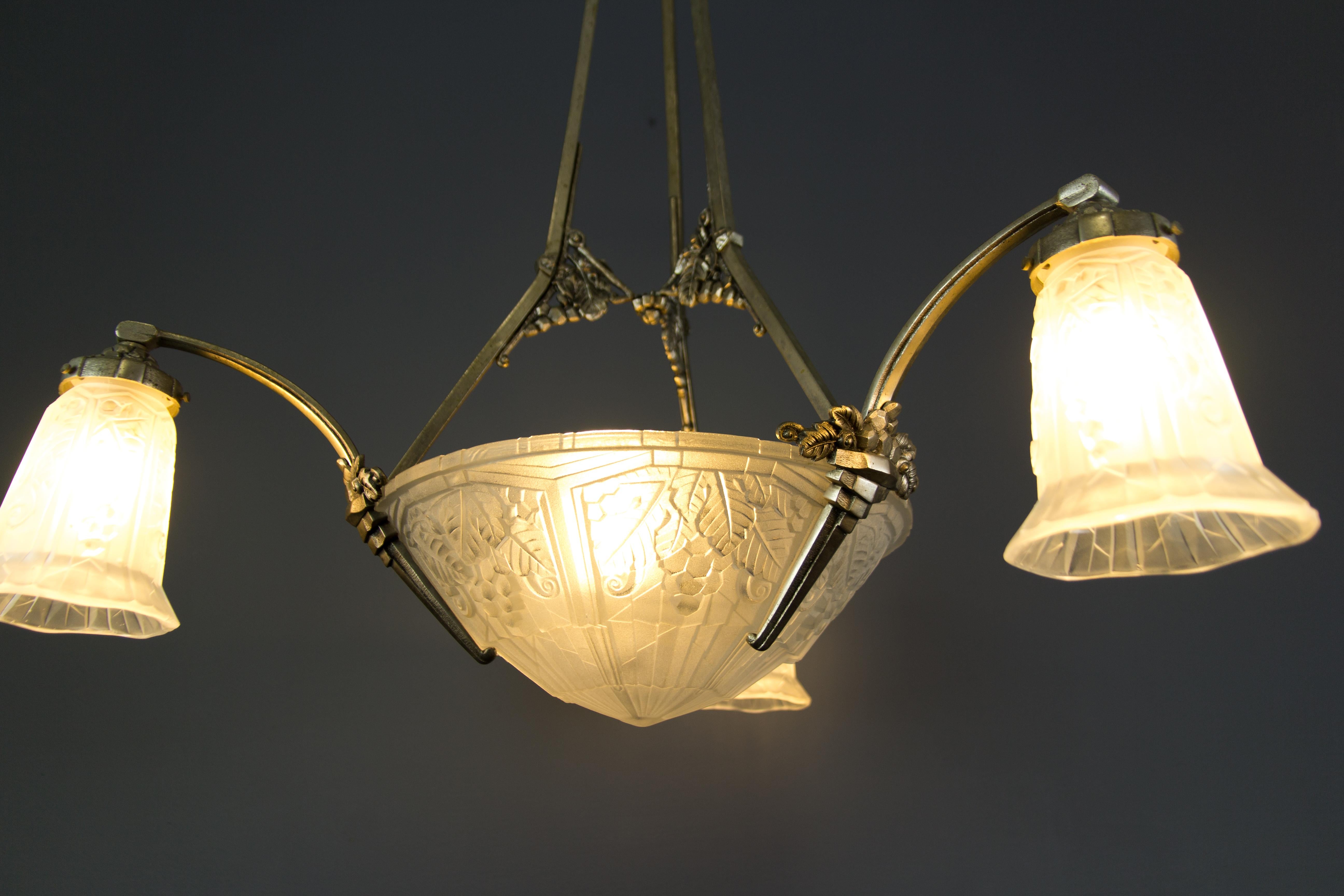 French Art Deco Frosted Glass and Bronze Chandelier by Pierre Maynadier, 1930s For Sale 5