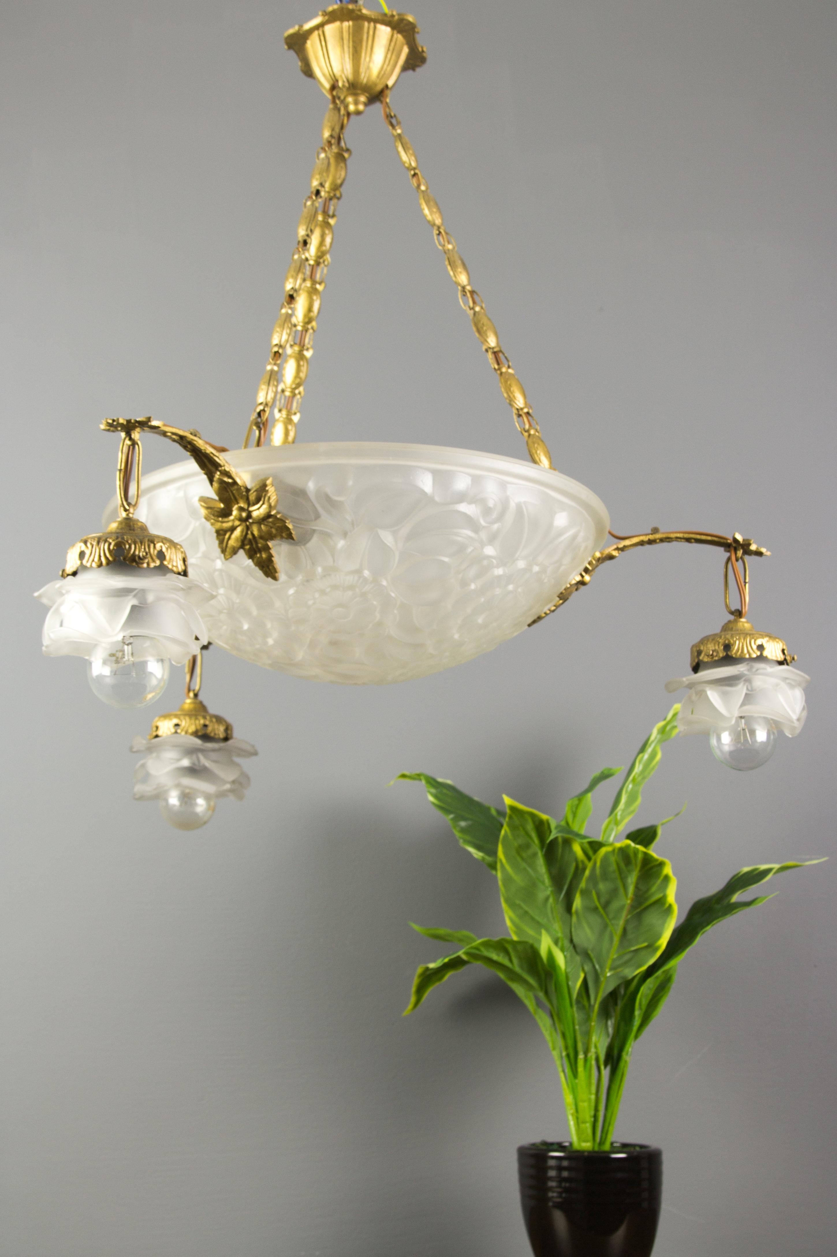 French Art Deco Frosted Glass and Bronze Four-Light Pendant Chandelier, 1930s In Good Condition In Barntrup, DE