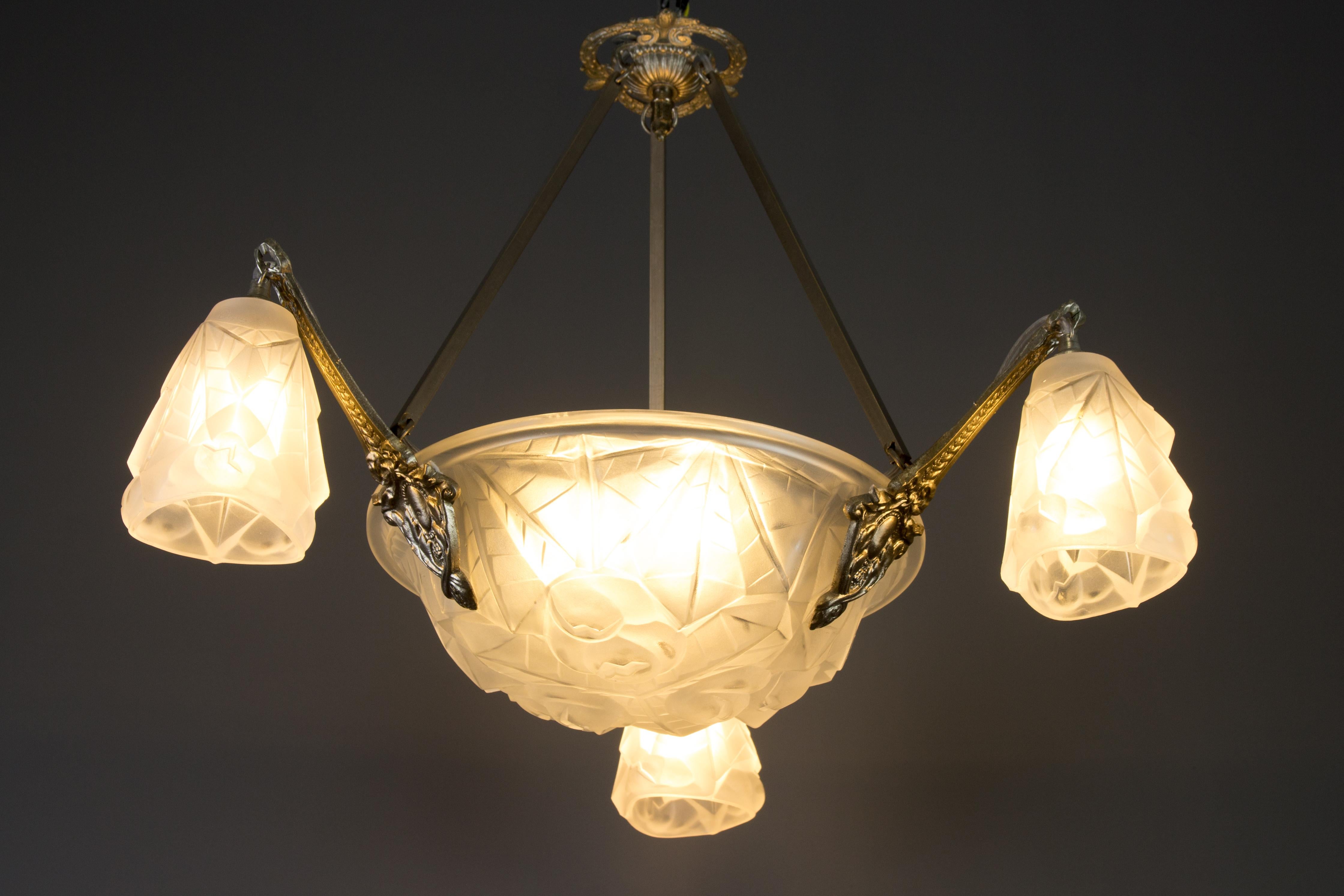 Französischer Art-Déco-Kronleuchter aus Milchglas und Messing mit sechs Lichtern von Degué, 1920er Jahre (Art déco) im Angebot