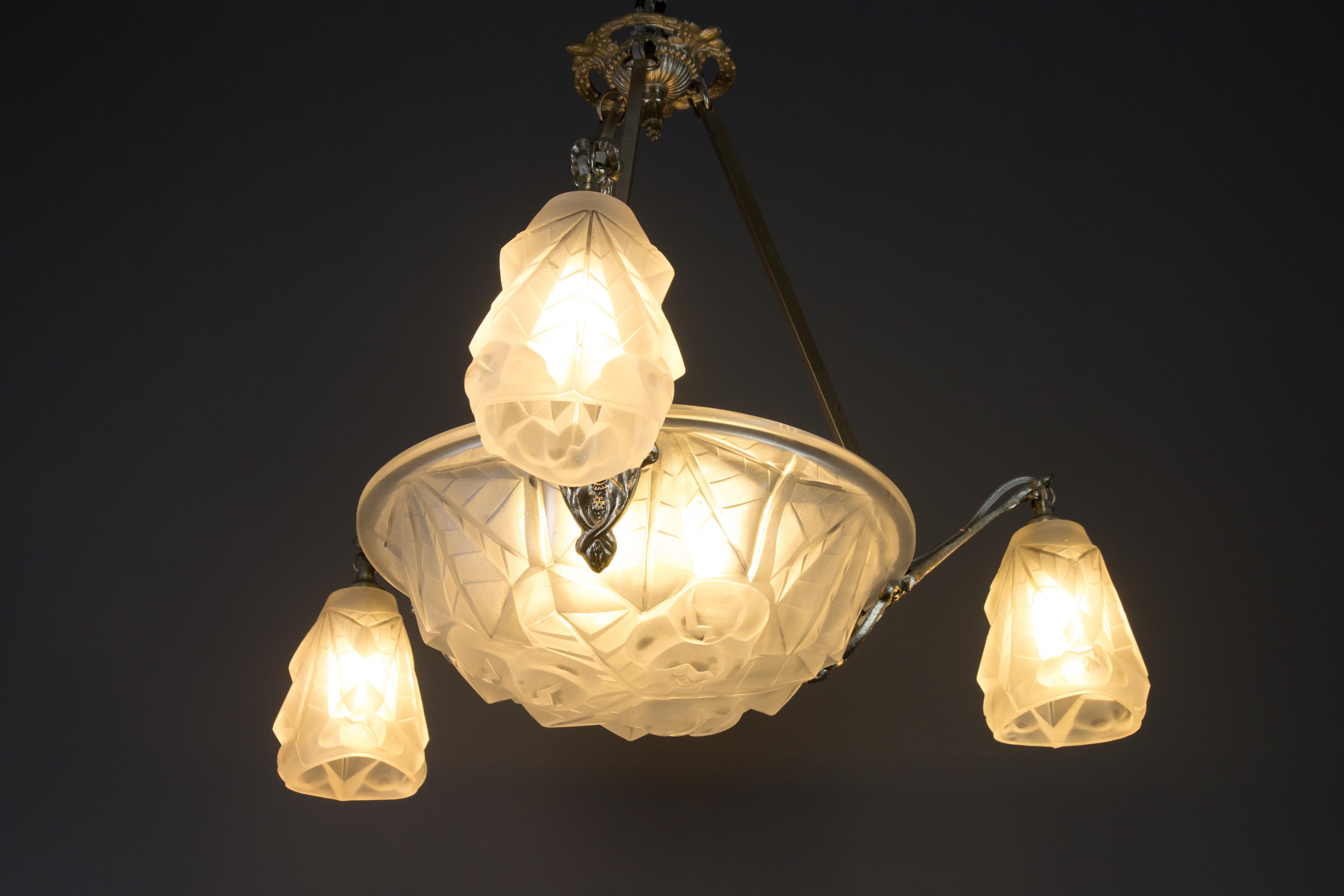 French Art Deco Frosted Glass and Brass Six-Light Chandelier by Degué, 1920s In Good Condition For Sale In Barntrup, DE