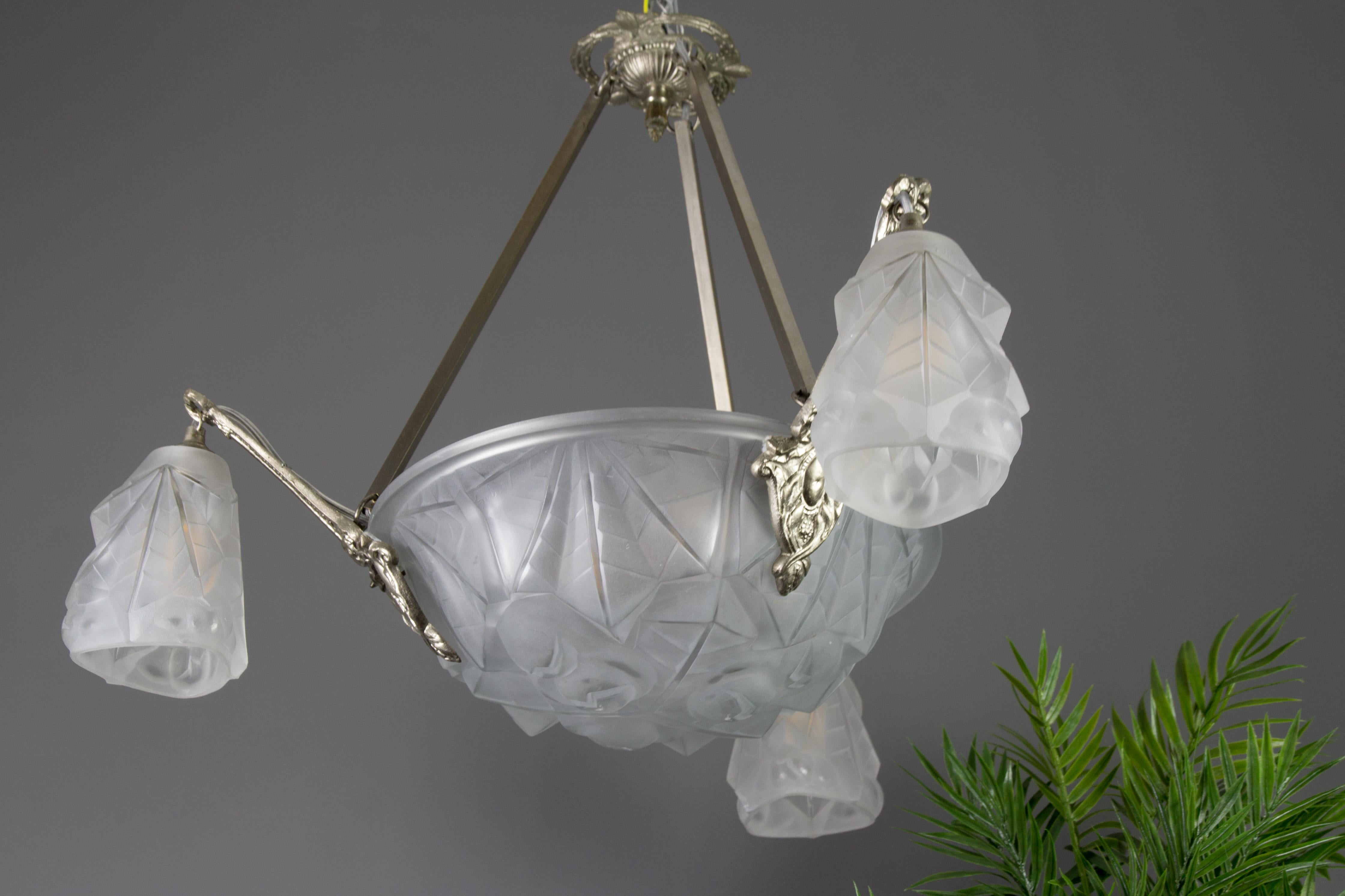 Französischer Art-Déco-Kronleuchter aus Milchglas und Messing mit sechs Lichtern von Degué, 1920er Jahre (Frühes 20. Jahrhundert) im Angebot