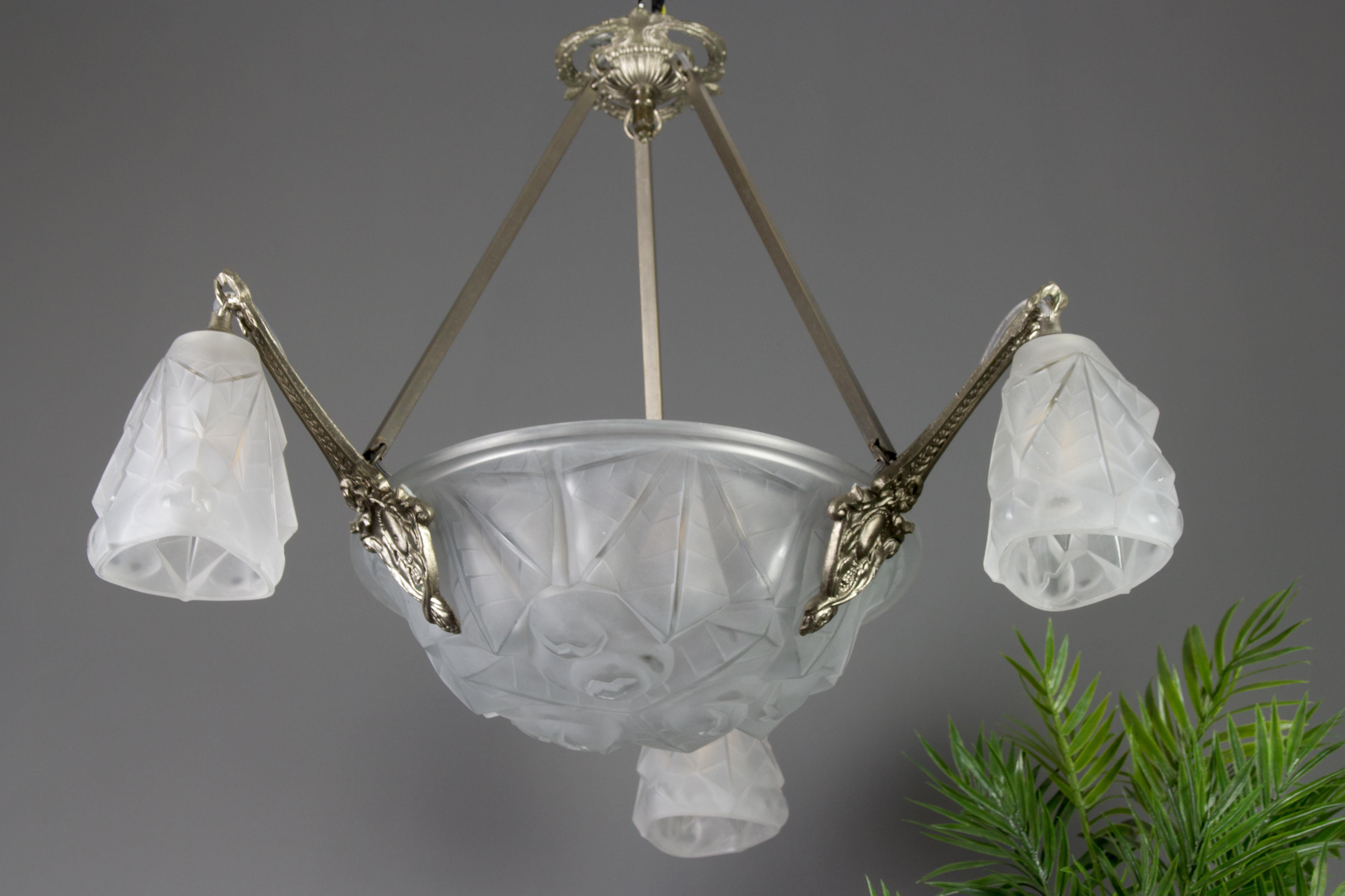 Französischer Art-Déco-Kronleuchter aus Milchglas und Messing mit sechs Lichtern von Degué, 1920er Jahre im Angebot 1