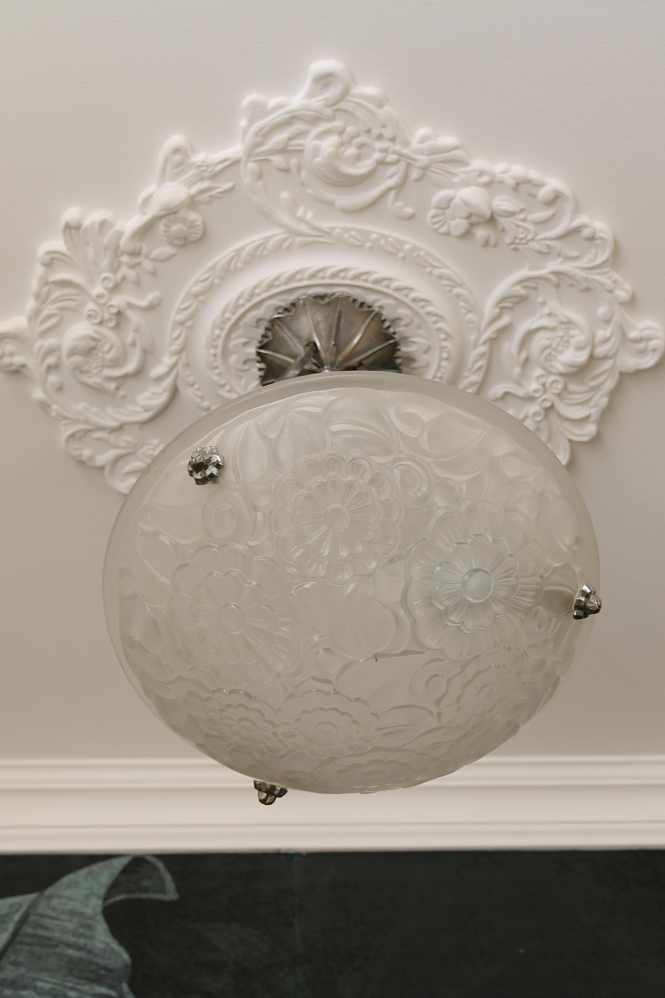 Lampada a sospensione francese in vetro smerigliato e ottone cromato Art Deco di Primaflore in vendita 3