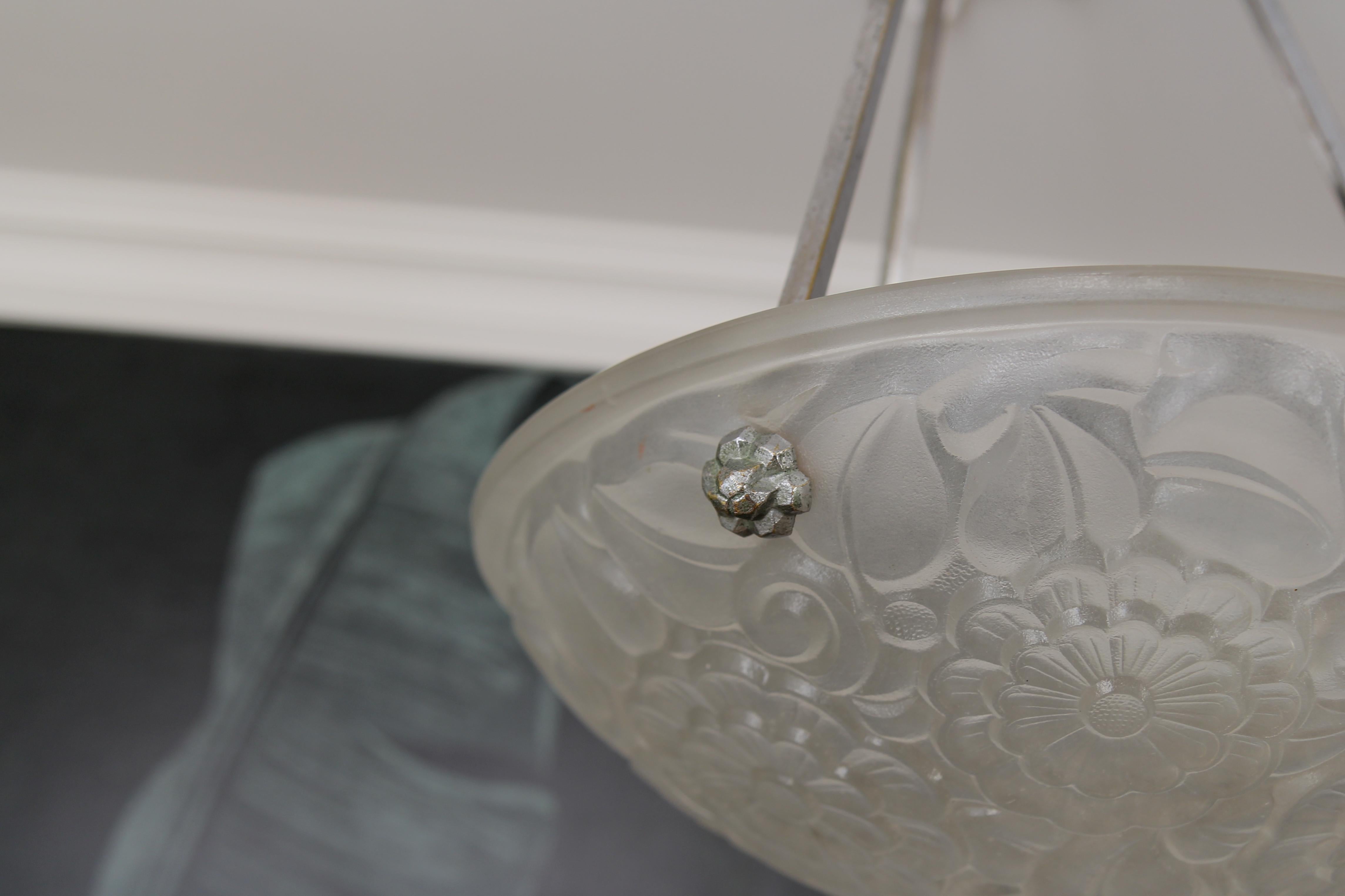 Lampada a sospensione francese in vetro smerigliato e ottone cromato Art Deco di Primaflore in vendita 5